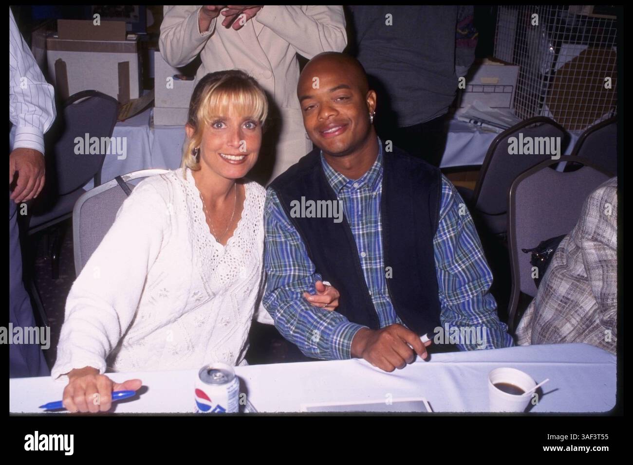 Oktober 1996; Hollywood, CA, USA; die ehemaligen Mitspieler DANA PLATO und TODD BRIDGES nehmen an der Ray Courts Memorabilia Show Teil, die im Beverly Garland Hotel in N. Hollywood, KALIFORNIEN stattfindet. Stockfoto