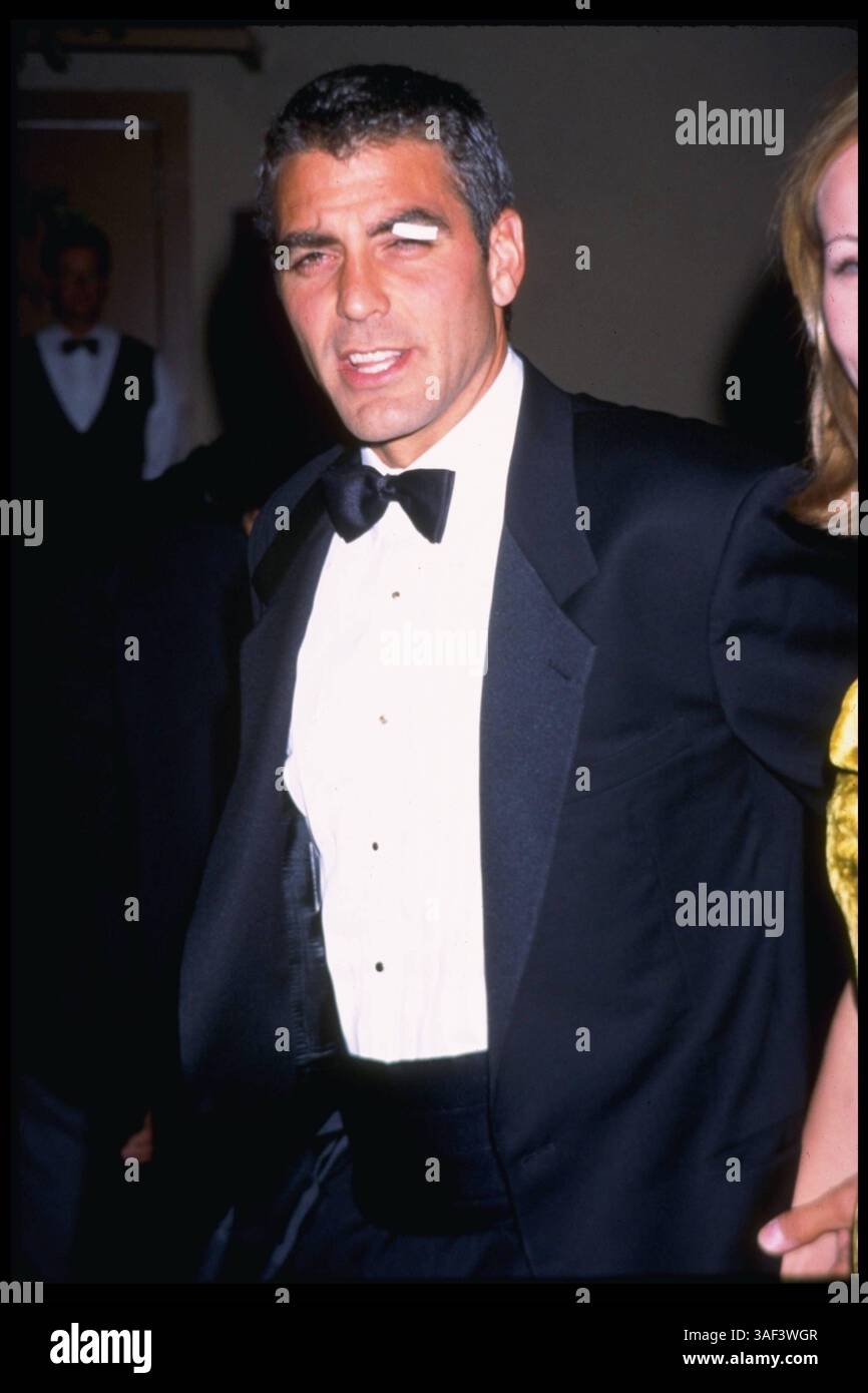 Oktober 1996; Hollywood, CA, USA; GEORGE CLOONEY nimmt am Fire & Ice Ball Teil. Stockfoto