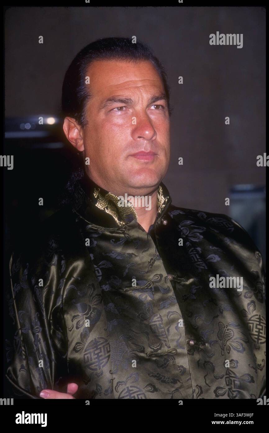 März 1997; Hollywood, CA, USA; STEVEN SEAGAL nimmt an einem öffentlichen Mittagessen im Beverly Hilton Hotel in Beverly Hills, KALIFORNIEN, Teil. Stockfoto