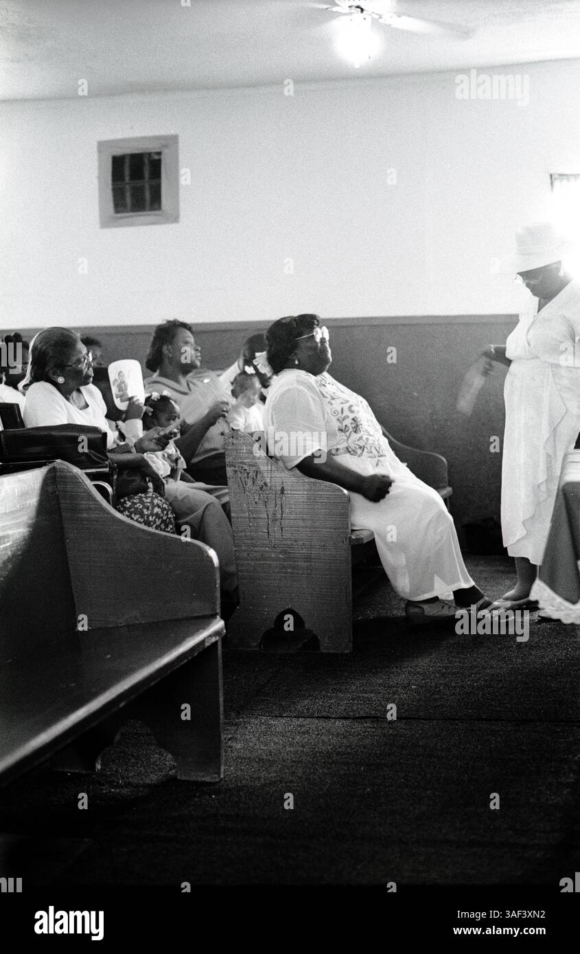 Zusammenkunft von Gemeindemitgliedern in einer Mississippi-Gemeinde, in der Einheit und gemeinsame Erfahrungen gezeigt werden Stockfoto