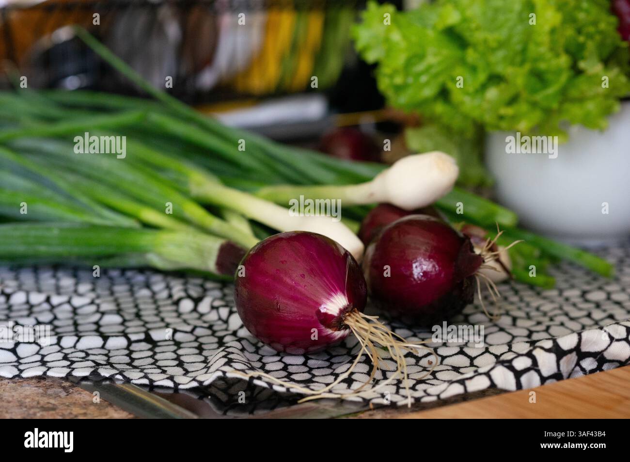 Nahaufnahme von Bündeln roter Zwiebeln Stockfoto