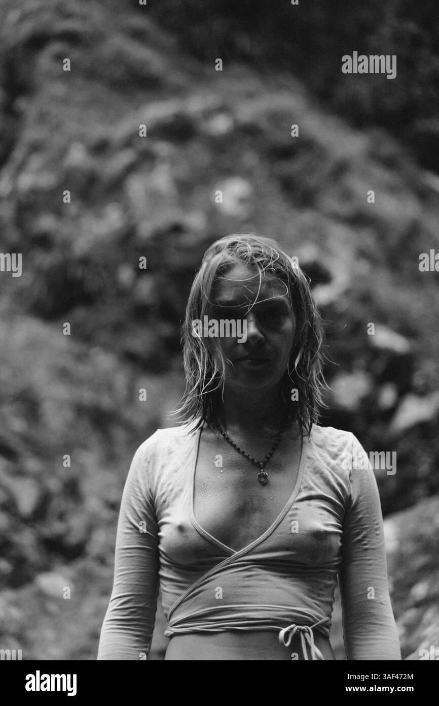 Frau nach dem Schwimmen in einem Wasserfall Stockfoto
