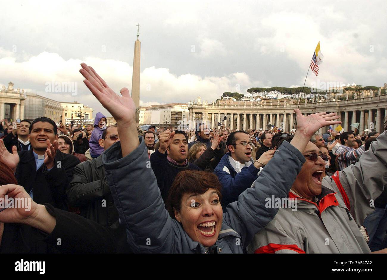 April 2005; Vatikanstadt, ITALIEN; NENA MORENO von Durango, Mexiko, Zentrum, mit ihrem Ehemann JAVIER, Right, und Ana Luisa von Sonora, MX, jubelt, als Kardinal bekannt gibt, dass ein neuer Papst vom Balkon des Petersdoms für die jubelnde Menge unten im Petersdom in Rom, Italien, am Dienstag, den 19. April 2005 ausgewählt wurde. Obligatorischer Credit: Foto von Lisa Krantz/San Antonio Express-News/ZUMA Press. (©) Copyright 2005 von Lisa Krantz/San Antonio Express-News Stockfoto