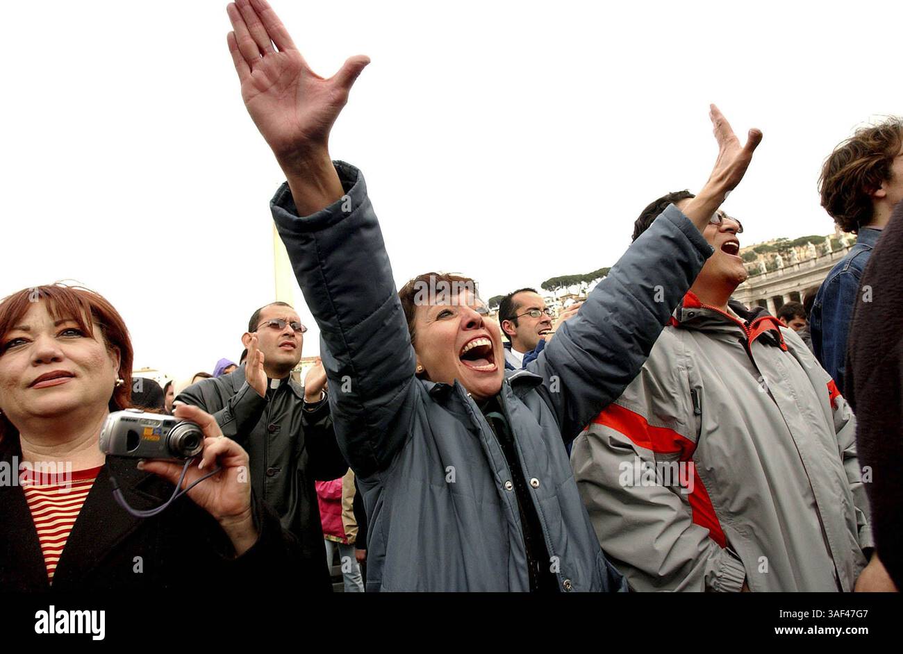 April 2005; Vatikanstadt, ITALIEN; NENA MORENO von Durango, Mexiko, Zentrum, mit ihrem Ehemann JAVIER, Right, und Ana Luisa von Sonora, MX, jubelt, als Kardinal bekannt gibt, dass ein neuer Papst vom Balkon des Petersdoms für die jubelnde Menge unten im Petersdom in Rom, Italien, am Dienstag, den 19. April 2005 ausgewählt wurde. Obligatorischer Credit: Foto von Lisa Krantz/San Antonio Express-News/ZUMA Press. (©) Copyright 2005 von Lisa Krantz/San Antonio Express-News Stockfoto