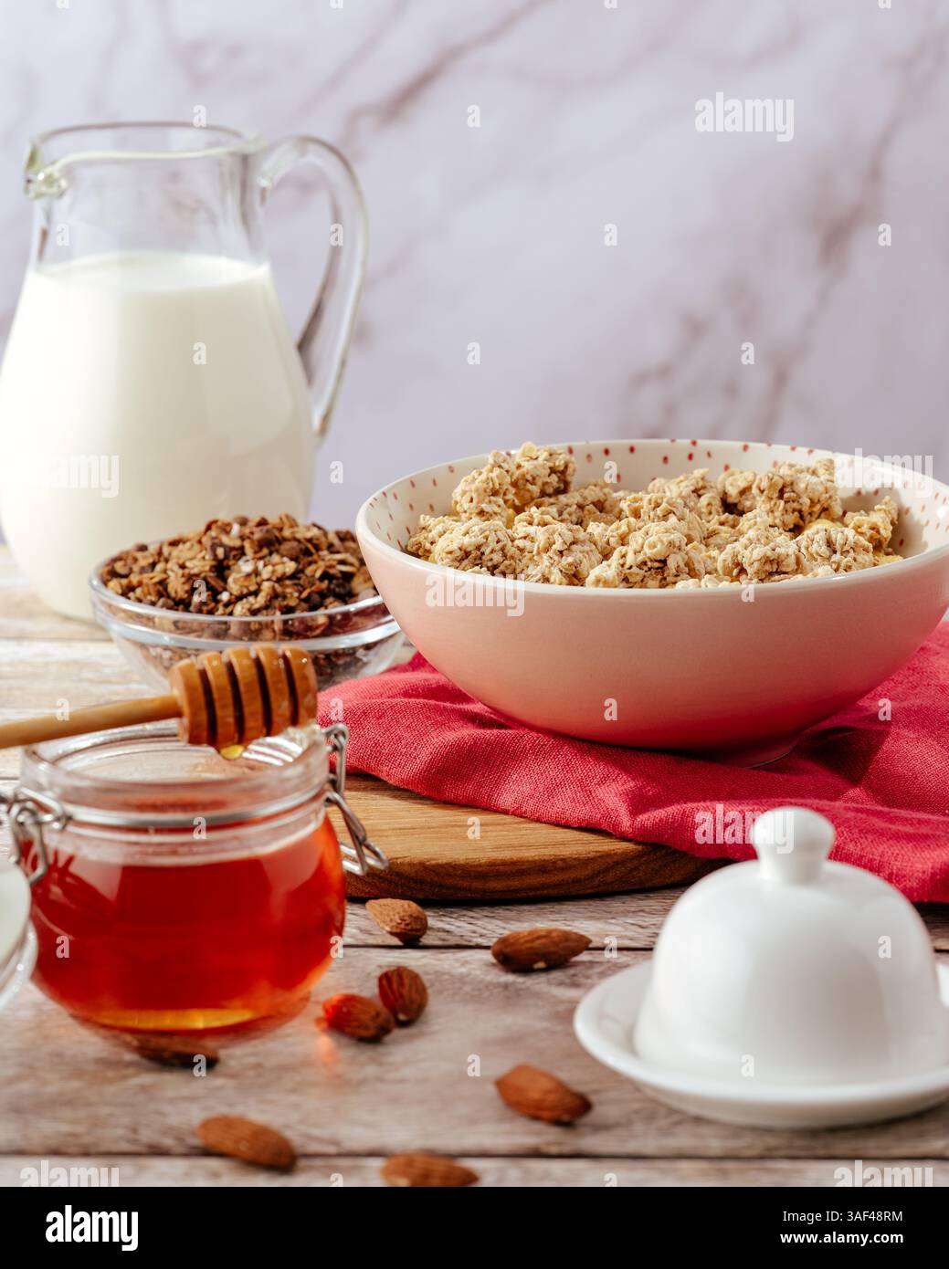 Müsli mit Milch und Honig Stockfoto