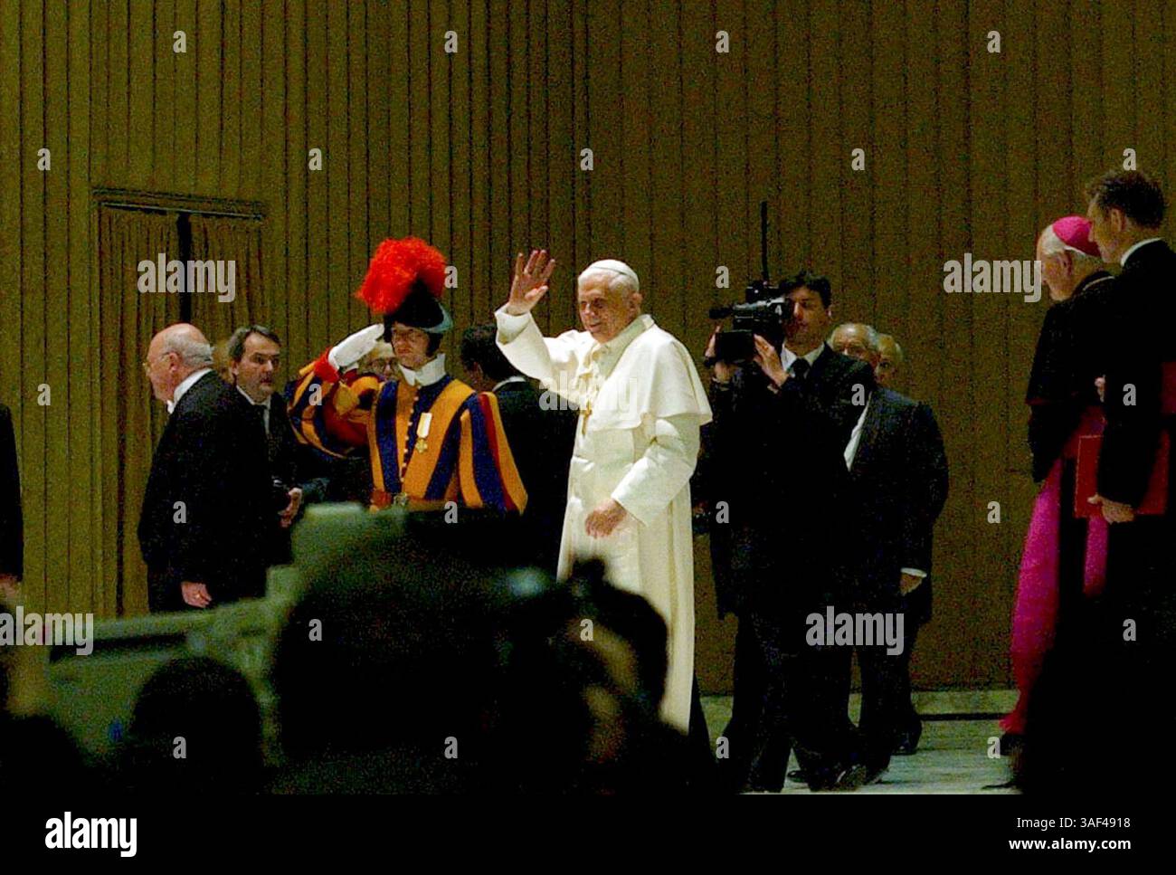 23. April 2005; Vatikanstadt, ITALIEN; Papst BENEDIKT XVI. Winkt, nachdem er mit Medienvertretern und Gästen im Paul VI.-Saal in Rom gesprochen hat. Obligatorischer Credit: Foto von San Antonio Express-News/ZUMA Press. (©) Copyright 2005 by San Antonio Express-News Stockfoto