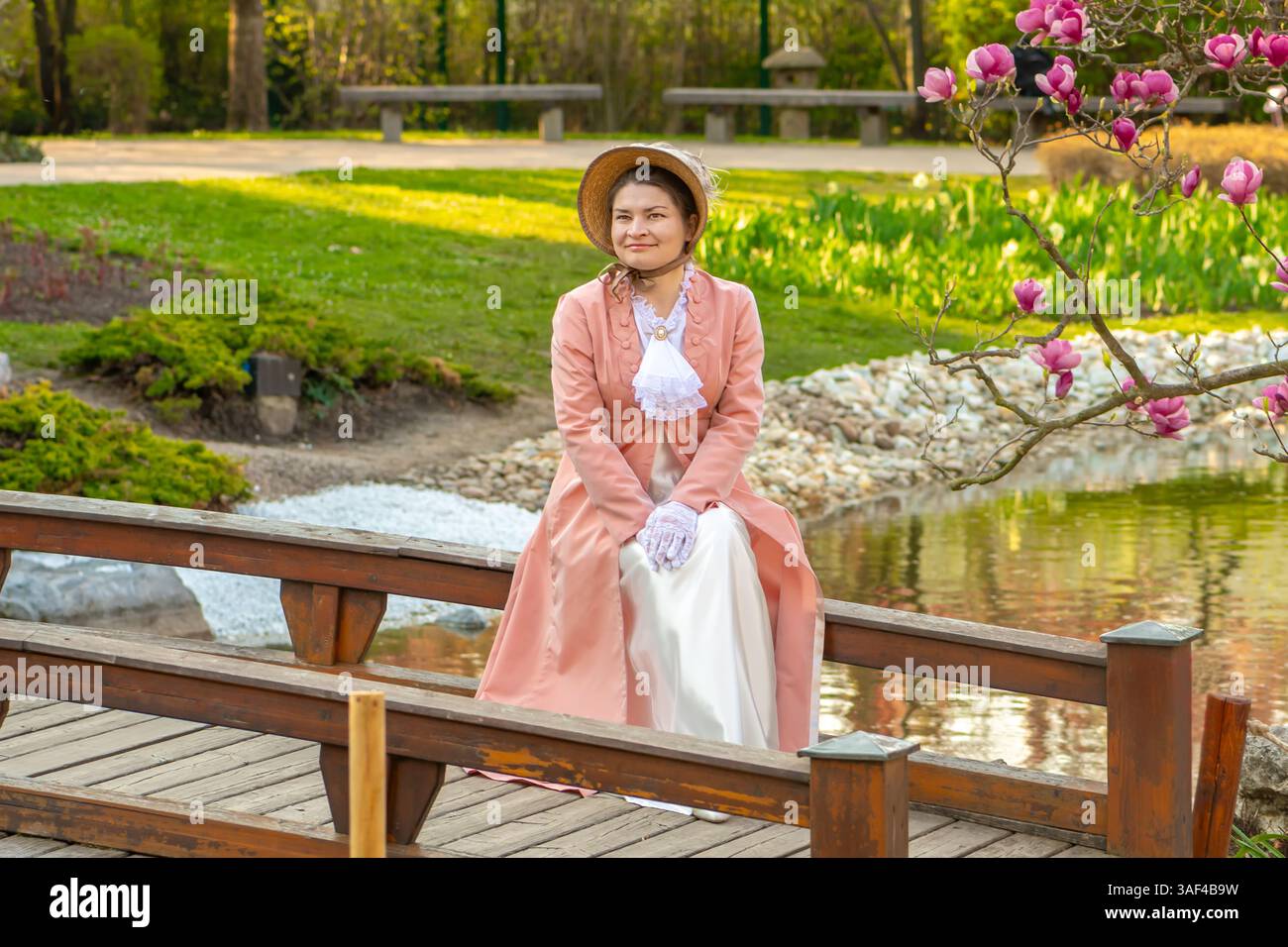 Regency-Ära in einem modernen Park - eine Nachstellung der Mode der frühen 1800er Jahre Stockfoto
