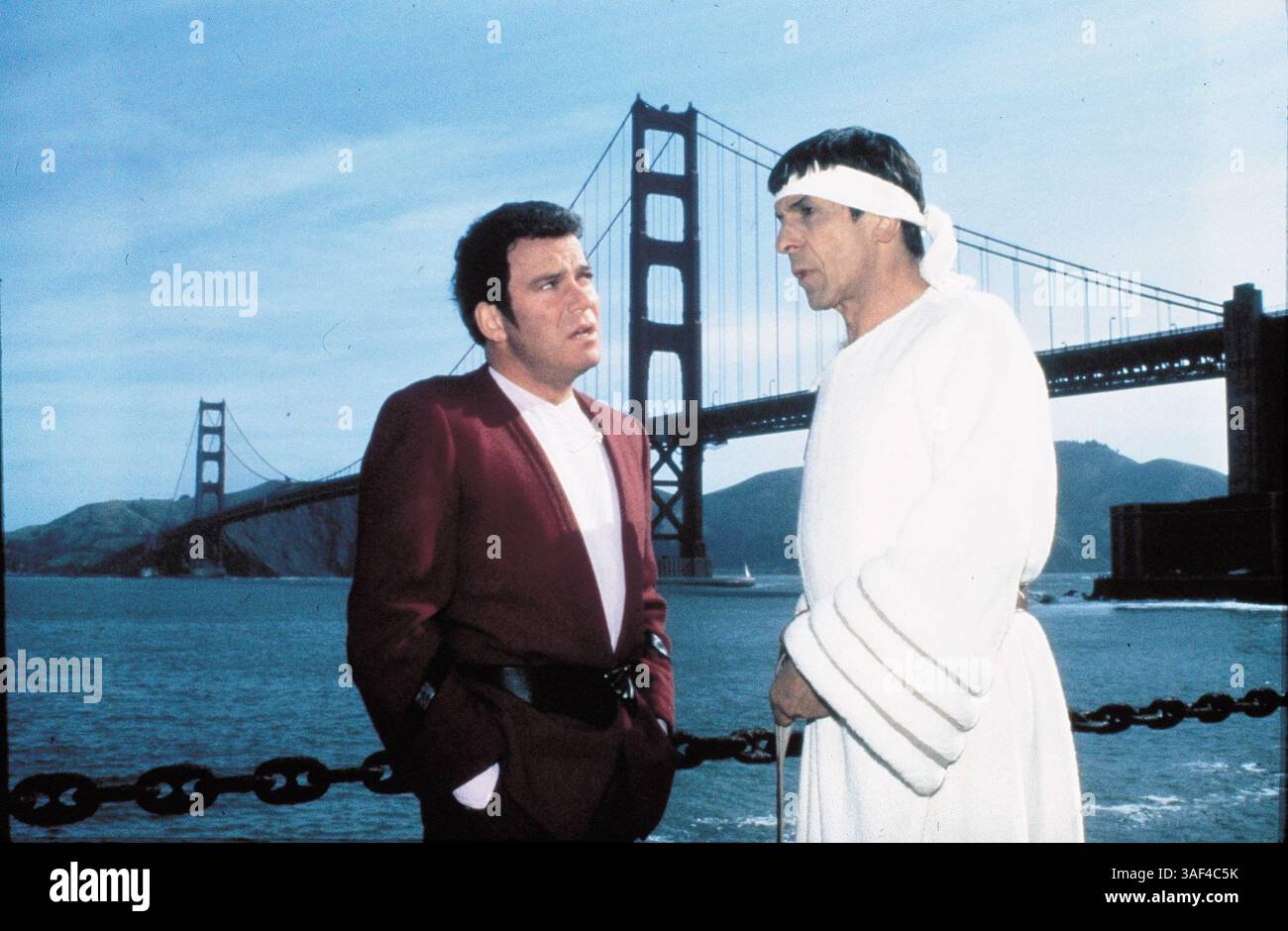 27. Februar 2015 - File - LEONARD NIMOY, der Schauspieler, der eine weltweite Fangemeinde als Mr. Spock, der erste Offizier des Raumschiffs Enterprise in der TV- und Filmserie Star Trek, gewann, starb am Freitagmorgen in seinem Haus in der Bel Air, Los Angeles. Er war 83. Seine Frau, Susan Bay Nimoy, bestätigte seinen Tod und sagte, dass die Ursache eine chronische obstruktive Lungenerkrankung im Endstadium war. 1987 - Moviestill - Filmtitel: Star Trek IV: Das Voyage Home, PICTURED: William Shatner, Leonard Nimoy, Regie: Leonard Nimoy. (Kreditbild: © Entertainment Pictures/Entertainment Pictures/ZUMAPRESS.com) Stockfoto