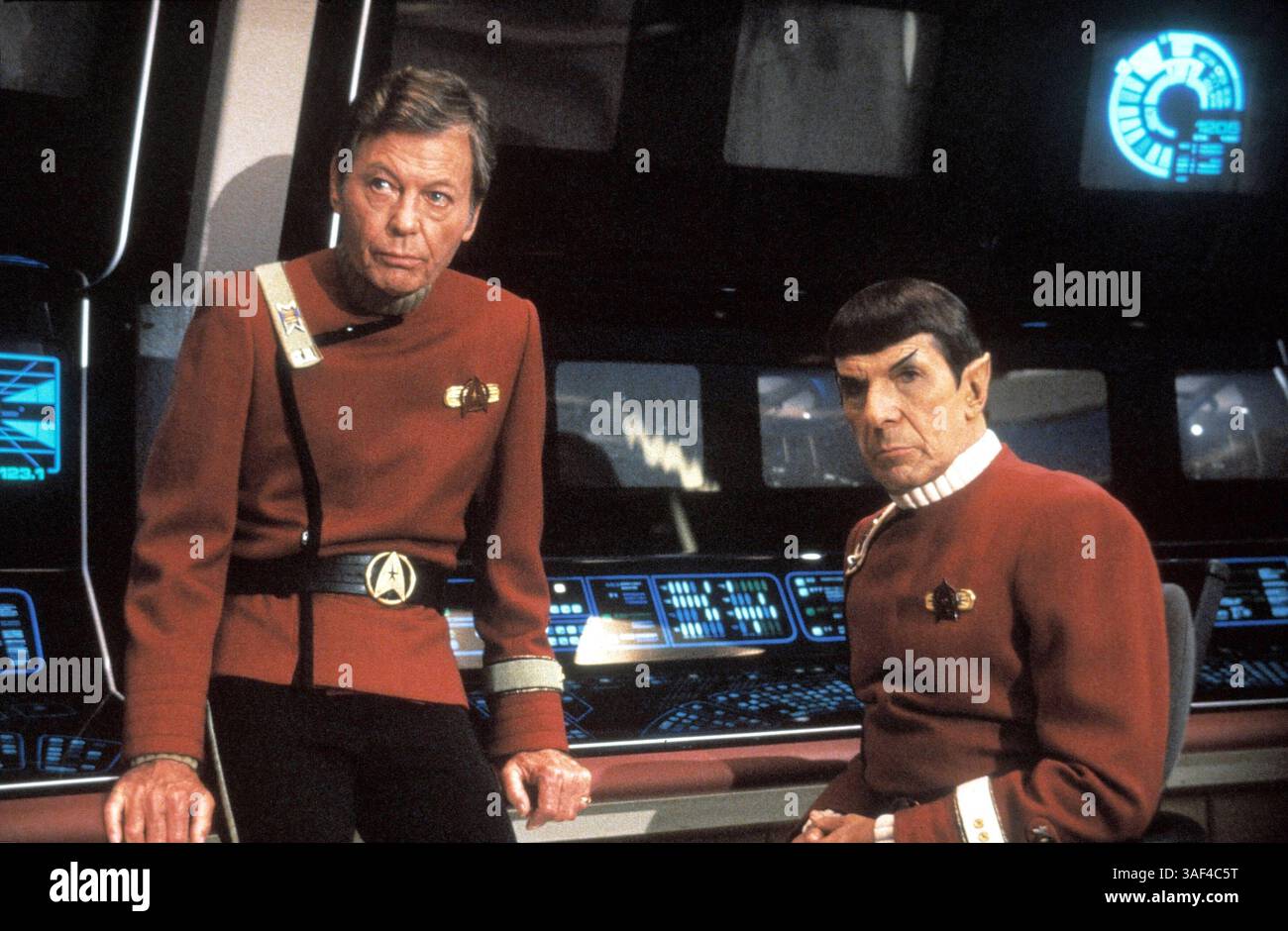 27. Februar 2015 - File - LEONARD NIMOY, der Schauspieler, der eine weltweite Fangemeinde als Mr. Spock, der erste Offizier des Raumschiffs Enterprise in der TV- und Filmserie Star Trek, gewann, starb am Freitagmorgen in seinem Haus in der Bel Air, Los Angeles. Er war 83. Seine Frau, Susan Bay Nimoy, bestätigte seinen Tod und sagte, dass die Ursache eine chronische obstruktive Lungenerkrankung im Endstadium war. Abgebildet - 1989 - Moviestill aus „Star Trek V The Final Frontier“. William Shatner und Leonard Nimoy am Set. (Kreditbild: © Paramount Pictures/Entertainment Pictures/ZUMAPRESS.com) Stockfoto