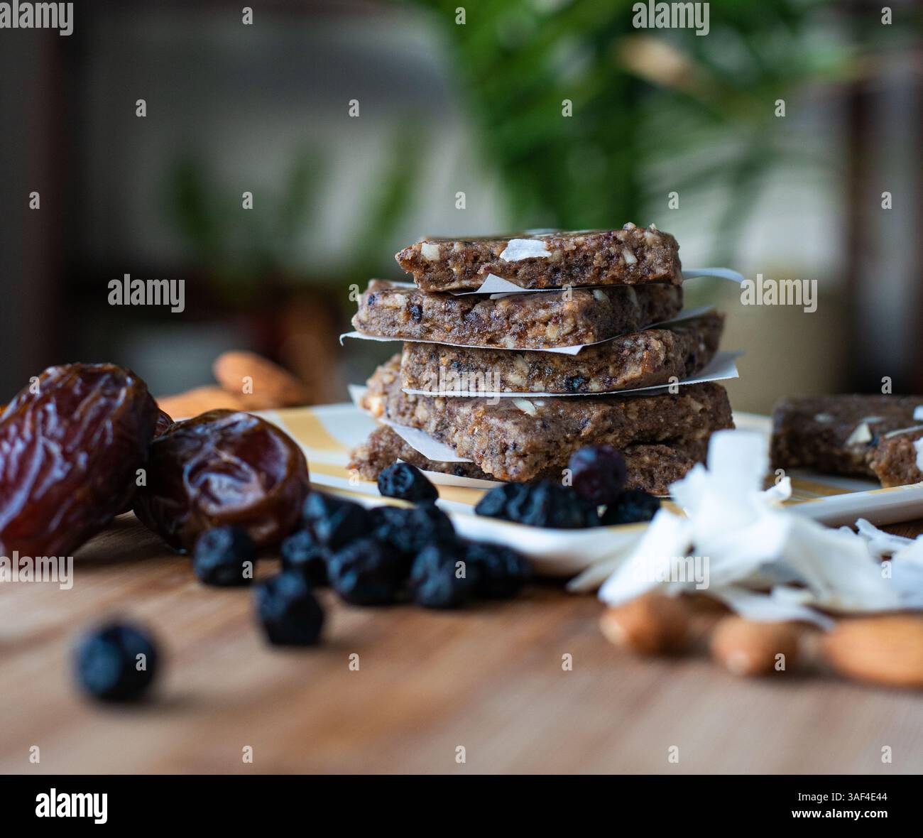 Hausgemachte Blueberry- und MandelDattelriegel Stockfoto