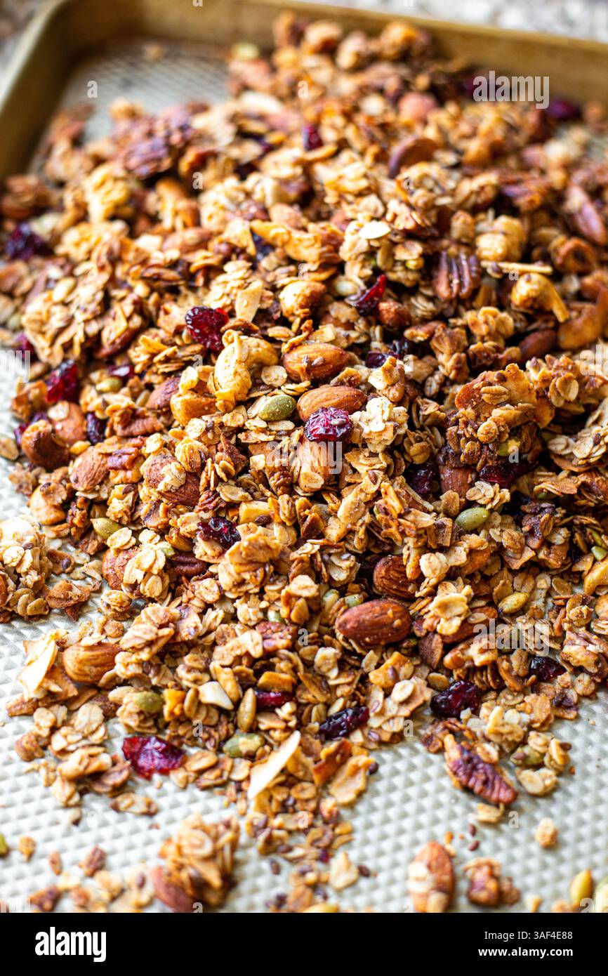 Hausgemachtes Obst- und Nussgranola auf einer Pfanne Stockfoto