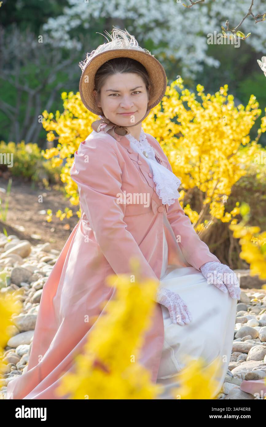 Weiblichkeit und Geschichte in einem Bild: Vintage-Outfit einer Frau mittleren Alters, Frühlingslandschaft, Zärtlichkeit Stockfoto