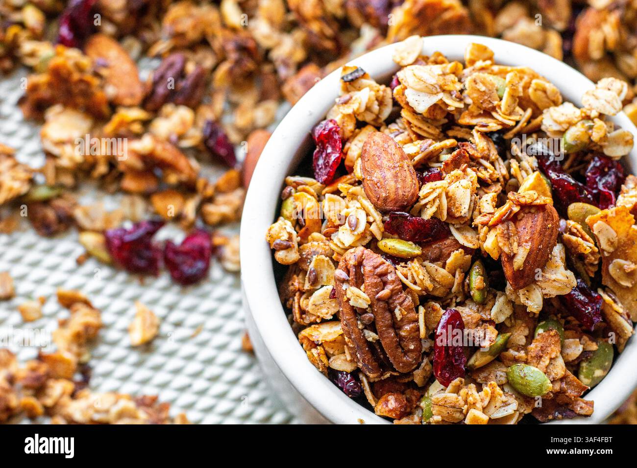 Großbild von hausgemachtem Obst- und Nussgranola Stockfoto