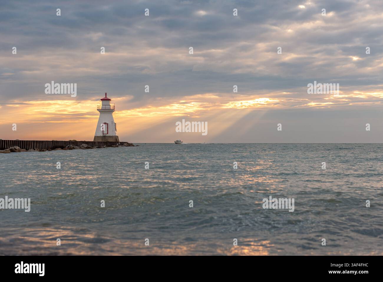 Das Boot wird durch den Leuchtturm am Lake Huron geführt Stockfoto