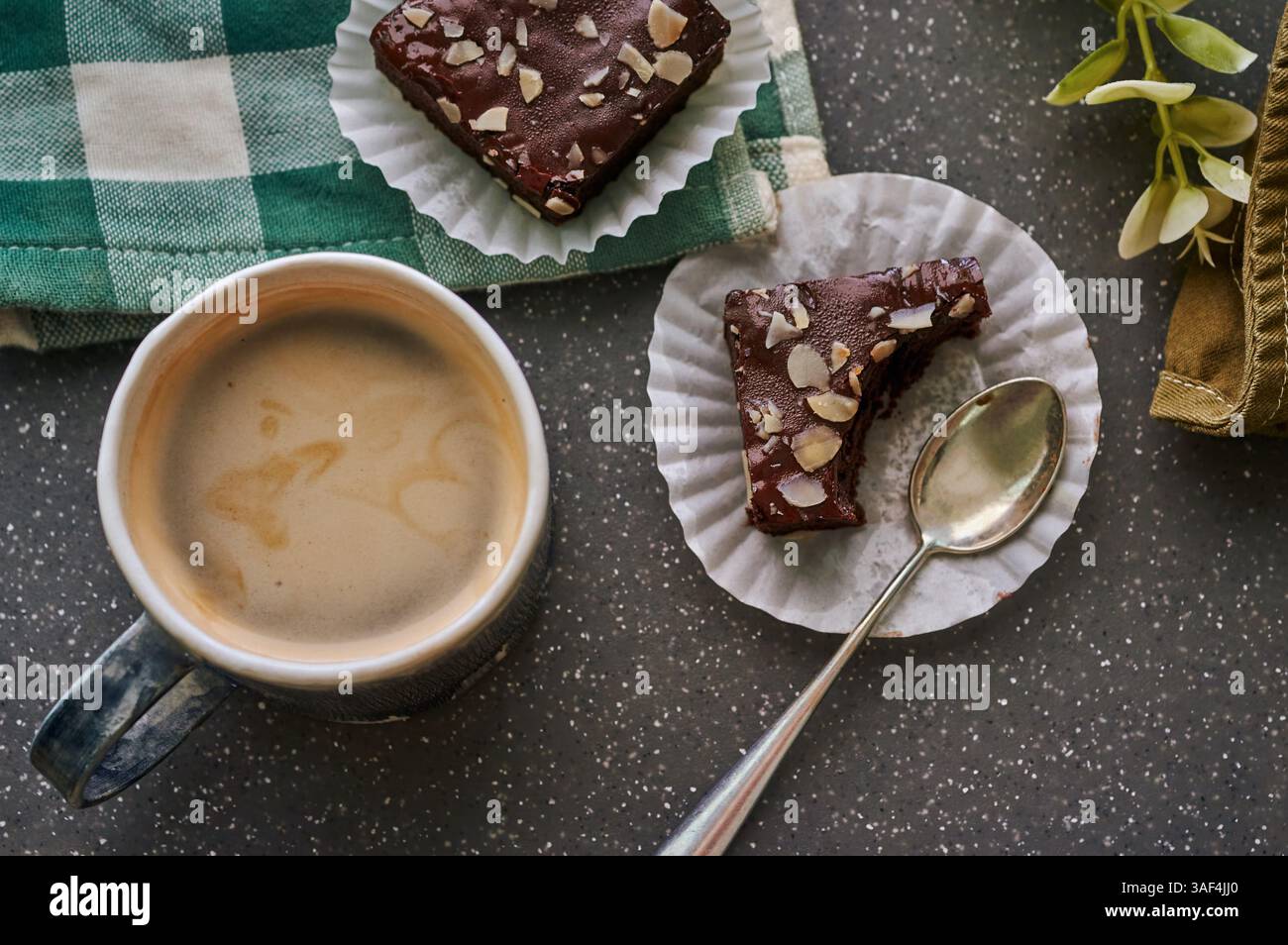 Schokoladen-Brownies mit heißem Kaffee – Ein perfektes Paar Stockfoto