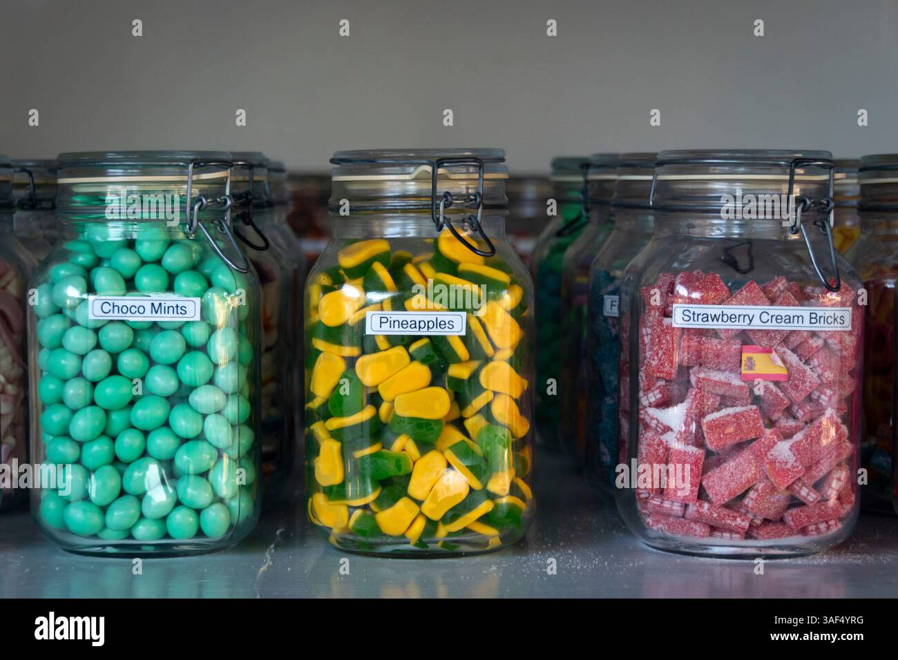 Süßigkeiten in großen Glasflaschen, Süßwarenladen, Greytown, Wairarapa, Nordinsel, Neuseeland Stockfoto