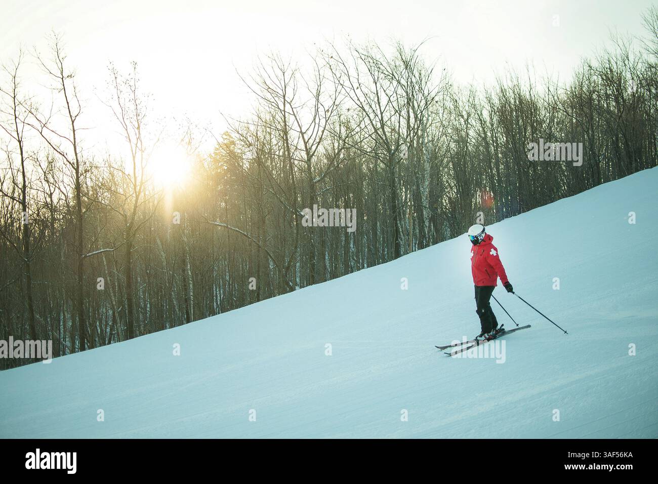 Februar 2015 - Collingwood, Ontario, Kanada - 13. Februar 2015 - Collingwood, Ontario - der Patrouillenkopf macht einen Lauf, bevor die Hügel für den Tag geöffnet sind. Blue Mountain ist eines der größten Skigebiete im Osten Kanadas und hat so viele, wenn nicht mehr Skifahrer und Boarder pro Jahr als viele andere Skigebiete im Westen der Rocky Mountains. Aus diesem Grund sind die Ski Patrol Teams Vollzeitpersonal und gehören zu den am besten ausgebildeten im Land. (Bild: © James Macdonald/ZUMA Wire) Stockfoto