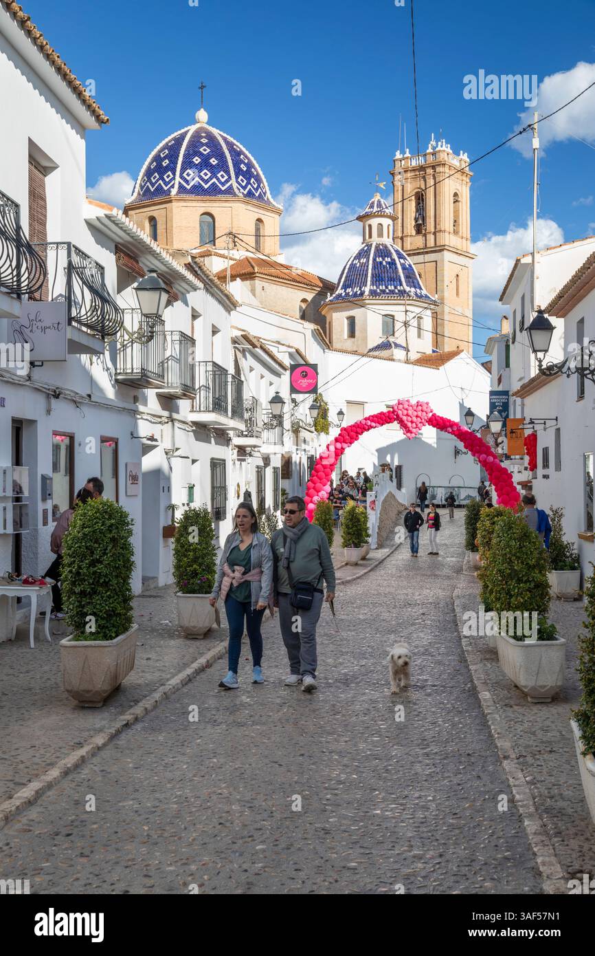 Kirche und Kopfsteinpflasterstraße in der Altstadt mit valentinstag Dekorationen, Altea, Costa Blanca, Provinz Alicante, Valencia, Spanien, Europa Stockfoto