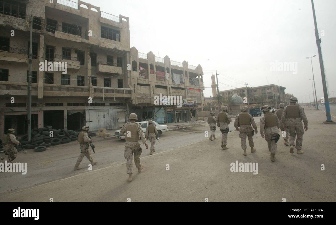 März 2005; Falludscha, Irak; Marines des Regimentskampfteams 1 Walk the Streets of Falludschah, 3. März. RCT-1 entdeckte auch einen Massenwaffenspeicher, der 4266 14 Jahre lang war. 5x114 Geschosse in Dosen, 229 1728 südafrikanische 155-mm-Geschosse ohne Sicherungen, 389 USSR S-5KP Luft-Oberflächen-Raketen 57 mm, 60 80 mm Raketenmotoren, 176 Typ-53 82 mm Mörtelgeschosse, 5 RPG-Geschosse, 3 120 120 mm Grundplatten, 1 120 mm Mörtelrohr, 4 USSR 81 mm Raketen 60 mm USSR/AP/TP 20 mm Raketen, 2 34 mm Mörtelgeschosse, 80 USSR-234 mm Mörtelfeuerfeuerfeuerfeuerfeuerfeuerfeuerfeuerfeuerwaffen, 5 mm, 5 mm, 5 mm Feuerfeuerfeuerwaffen 101 120 Stockfoto