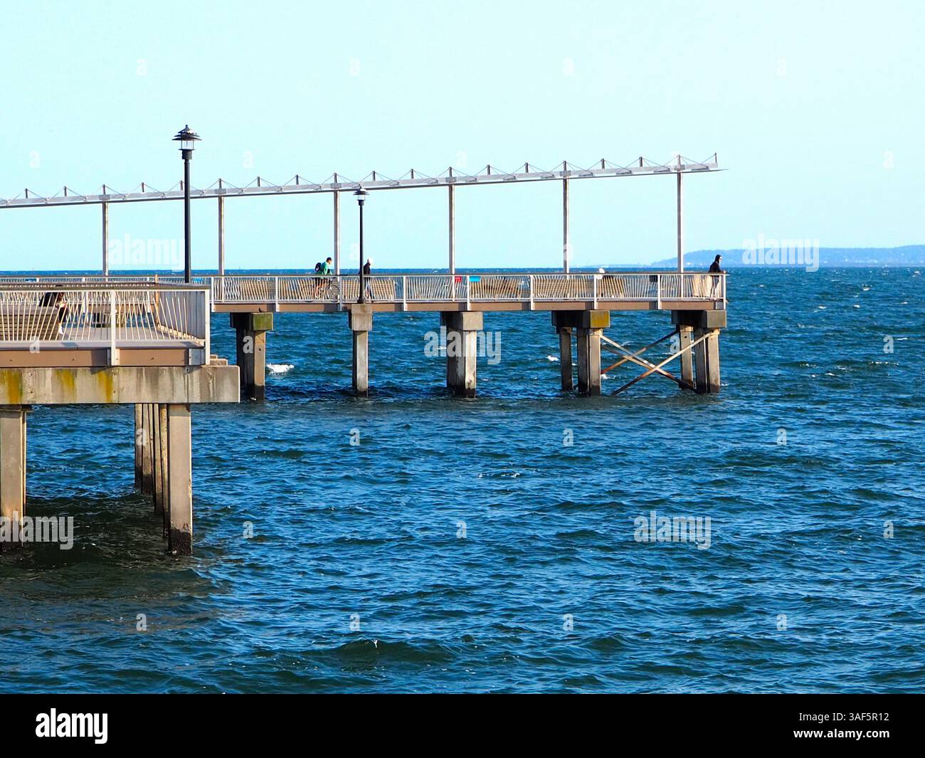 Coney Island Pier an einem luftigen Frühsommertag, Brooklyn, New York Stockfoto