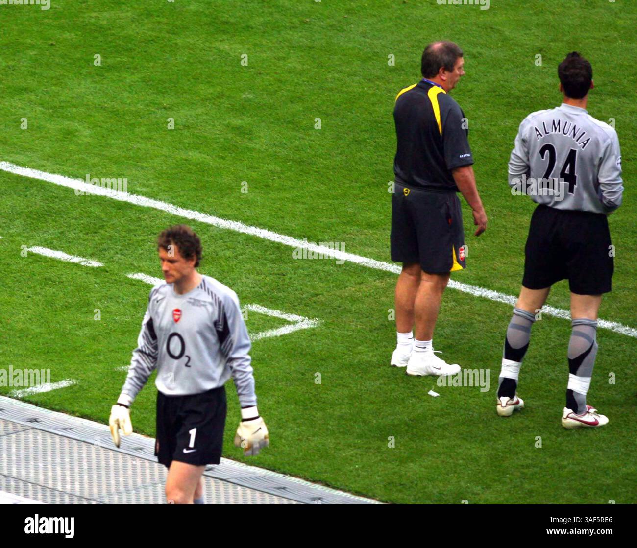 17. Mai 2006 - Stade De France, PARIS, Frankreich - JENS LEHMANN Blätter der PITCH-AS ALMUNIA. WARTET AUF ON.2006 LEAGUE CHAMPIONS-BARCELONA VS GEHEN. ARSENAL. PARIS FRANKREICH 17.05.2006. MICHAEL MAYHEW - - 2006.K47922. (Kredit-Bild: © Globe Photos/ZUMAPRESS.com) Stockfoto