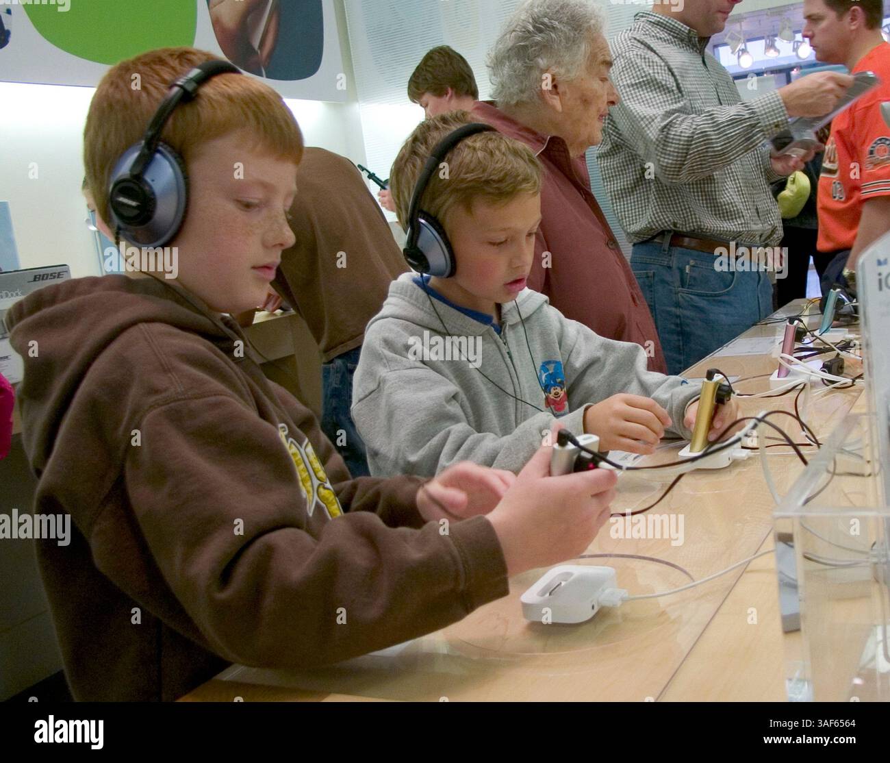 Februar 2005; Mission Viejo, CA, USA; Apple Computer, Inc. ist ein Silicon Valley-Unternehmen mit Sitz in Cupertino, Kalifornien, dessen Kerngeschäft Computertechnologien ist. Apple half mit dem Apple II in den 1970er Jahren, die PC-Revolution zu starten und formte es in den 1980er Jahren und seitdem mit dem Macintosh. Apple ist bekannt für innovative Software und Hardware, wie den iMac, den digitalen iPod-Musik-Player und den iTunes Music Store. Unternehmensziel von Apple: Die Leistungsfähigkeit der Computertechnik für jedermann verfügbar und zugänglich zu machen. Im Bild: Apple Store in der Mission Viejo Mall, wo Kinder und Menschen leben Stockfoto