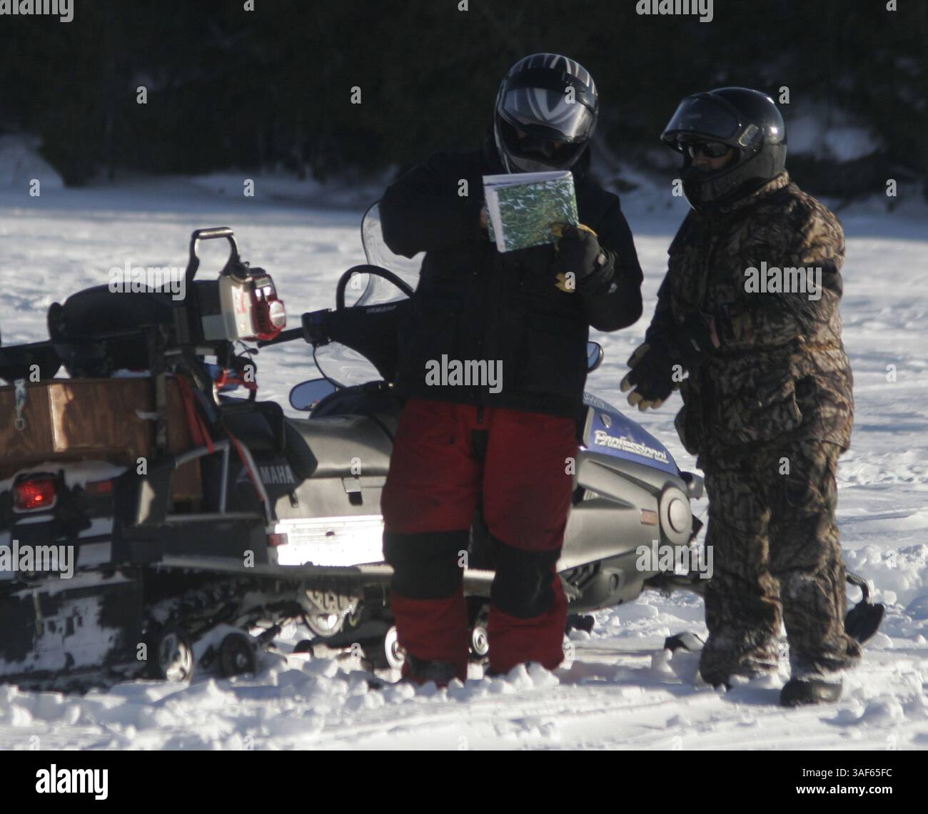 5. März 2015: MS, USA: Dave Swenson, Linke, und Tom Kalahar untersuchen eine Topo-Karte des Lower Manitou Lake, um herauszufinden, wo man fischen kann. (Bild: © Doug Smith/TNS/ZUMA Wire) Stockfoto