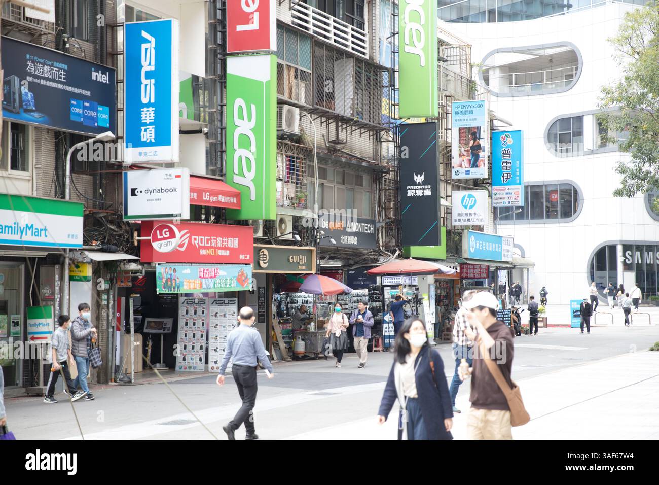 Die Bewohner laufen am 7,2025. April in Taipeh am Laptop-Markenzeichen Acer, Asus und Lenovo vorbei. Stockfoto
