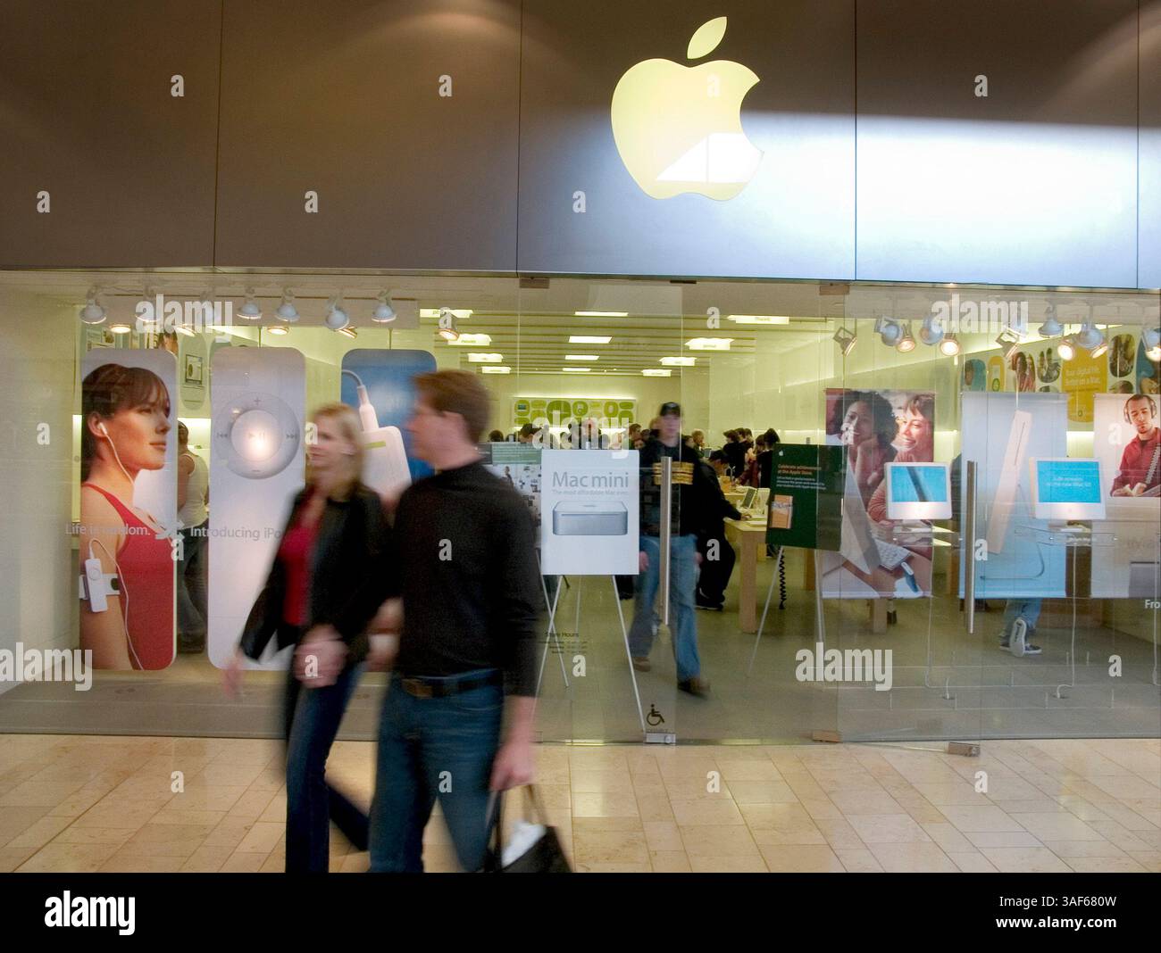 Februar 2005; Mission Viejo, CA, USA; Apple Computer, Inc. ist ein Silicon Valley-Unternehmen mit Sitz in Cupertino, Kalifornien, dessen Kerngeschäft Computertechnologien ist. Apple half mit dem Apple II in den 1970er Jahren, die PC-Revolution zu starten und formte es in den 1980er Jahren und seitdem mit dem Macintosh. Apple ist bekannt für innovative Software und Hardware, wie den iMac, den digitalen iPod-Musik-Player und den iTunes Music Store. Unternehmensziel von Apple: Die Leistungsfähigkeit der Computertechnik für jedermann verfügbar und zugänglich zu machen. Im Bild: Apple Store in der Mission Viejo Mall, wo Kinder und Menschen leben Stockfoto