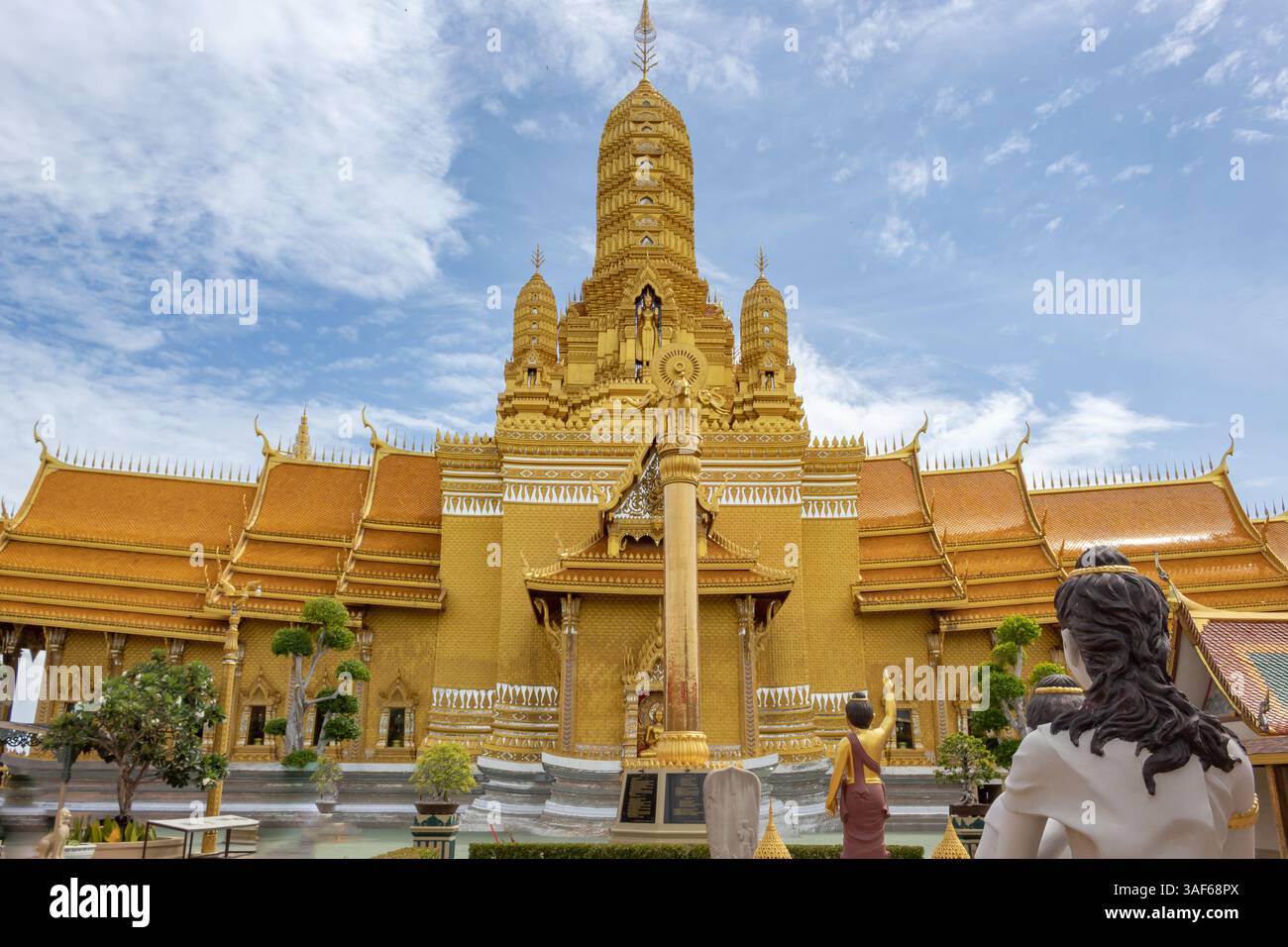 Wunderschöner goldener Tempelbau im historischen Park Muang Boran, Provinz Samut Prakan Bangkok Thailand Stockfoto