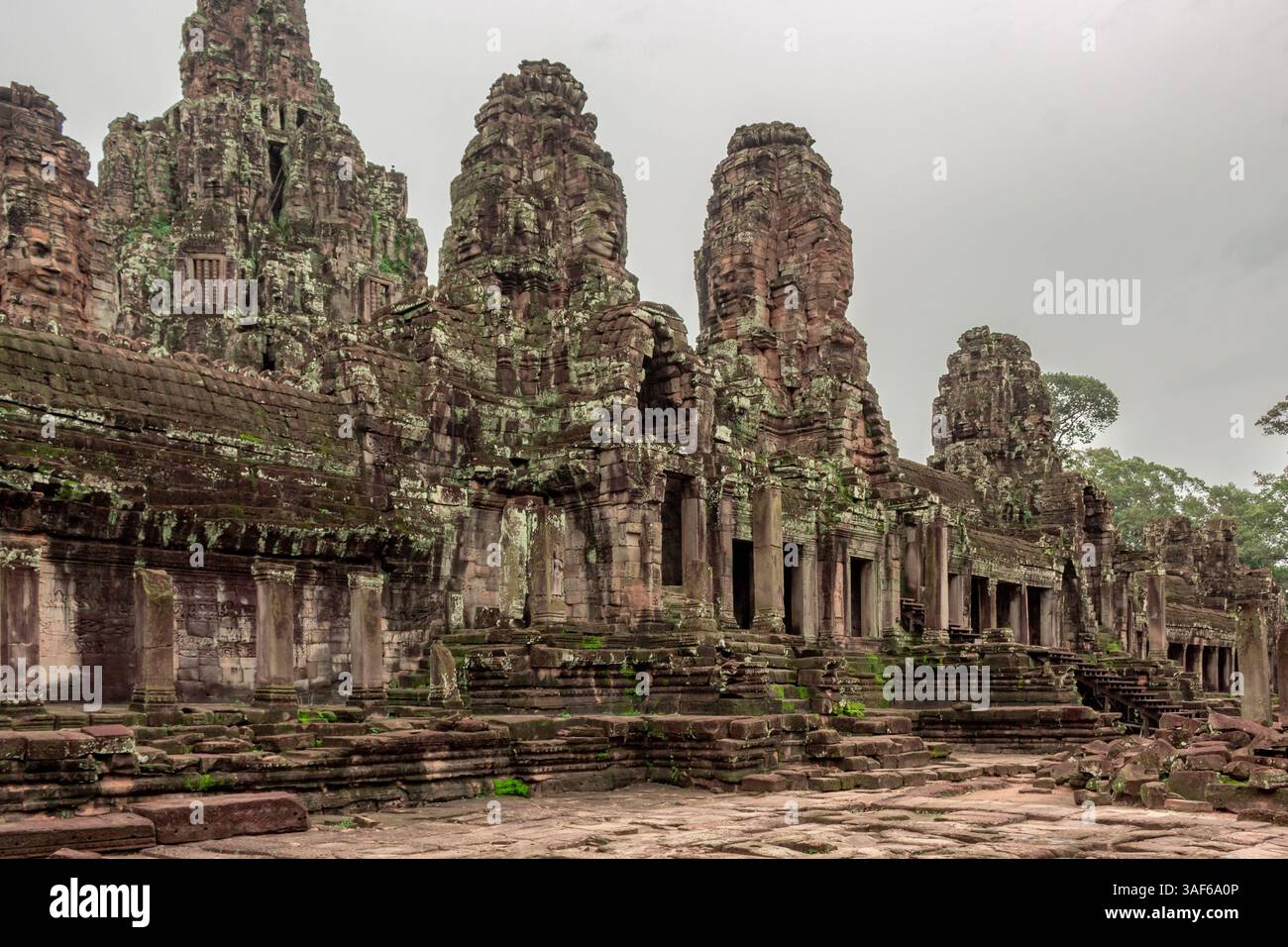 Mit grünem Moos bedeckte Steintempelgebäude Ruine des Bayon Temple Complex. Angkor Wat historische Stätte, Siem Reap, Kambodscha Stockfoto