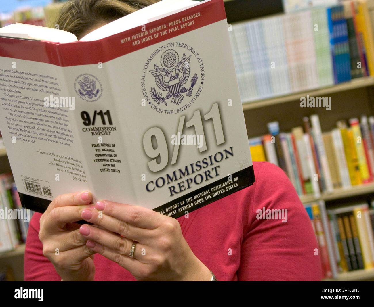 Februar 2005; Mission Viejo, CA, USA; der Bericht der Kommission von 9/11, der offiziell als Abschlussbericht der Nationalen Kommission für Terroranschläge auf die Vereinigten Staaten bezeichnet wird, ist der maßgebliche Bericht über die Ereignisse, die zu den Anschlägen vom 11. September 2001 führten. Sie wurde von der Nationalen Kommission für Terroranschläge auf die Vereinigten Staaten auf Ersuchen des Präsidenten George W. Bush und des Kongresses vorbereitet. Der Bericht wurde am 22. Juli 2004 veröffentlicht. Die kommission befragte über 1.200 Personen in zehn Ländern und prüfte mehr als zweieinhalb Millionen Seiten an Dokumenten, darunter einige von ihnen, die sehr gut geschützt waren Stockfoto