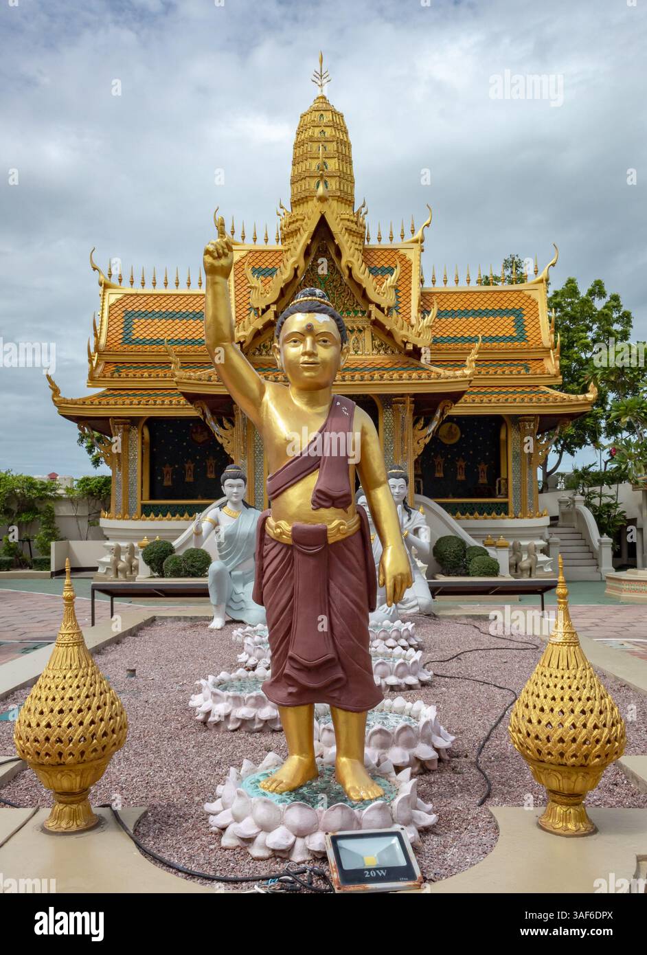 Wunderschöne goldene buddha-Statue und Tempelgebäude Architekturdesign im historischen Park der antiken Stadt, Muang Boran, Samut Prakan Stockfoto