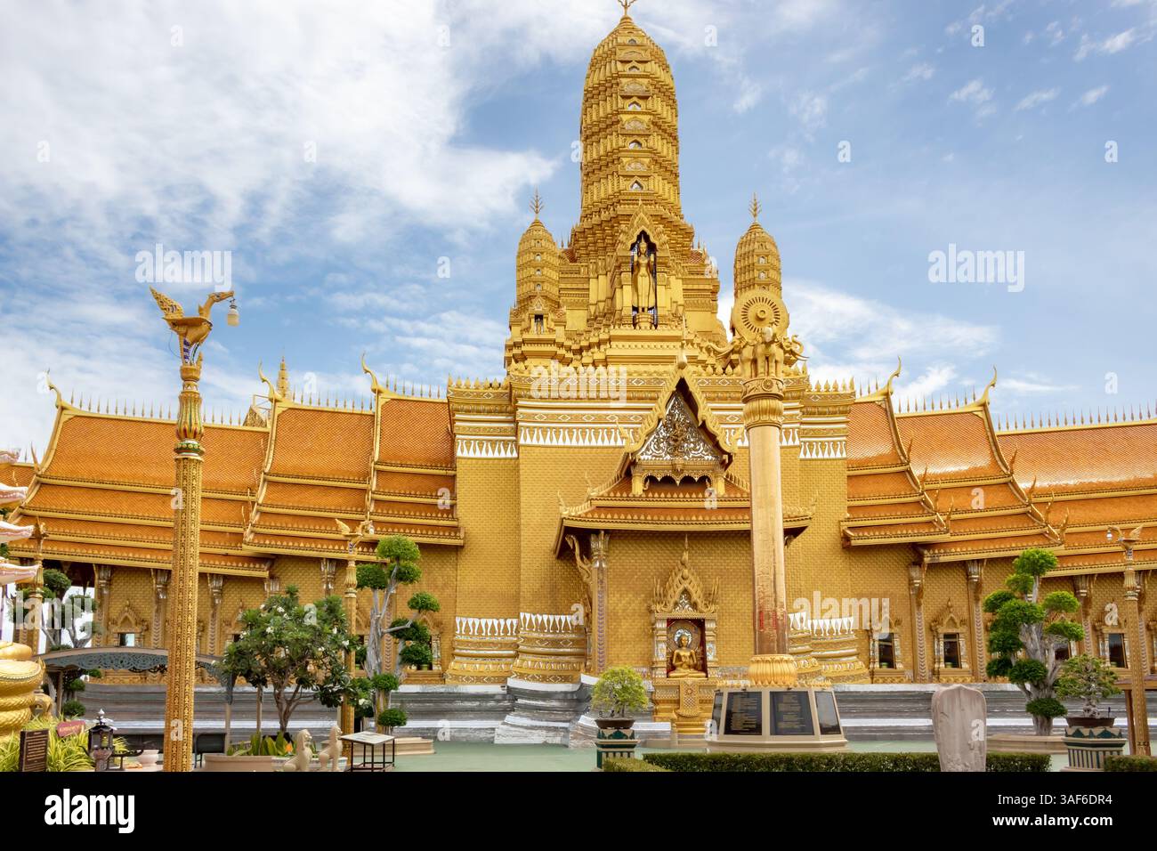 Wunderschöne goldene Tempelarchitektur im historischen Park der antiken Stadt, Muang Boran, Provinz Samut Prakan Bangkok Stockfoto