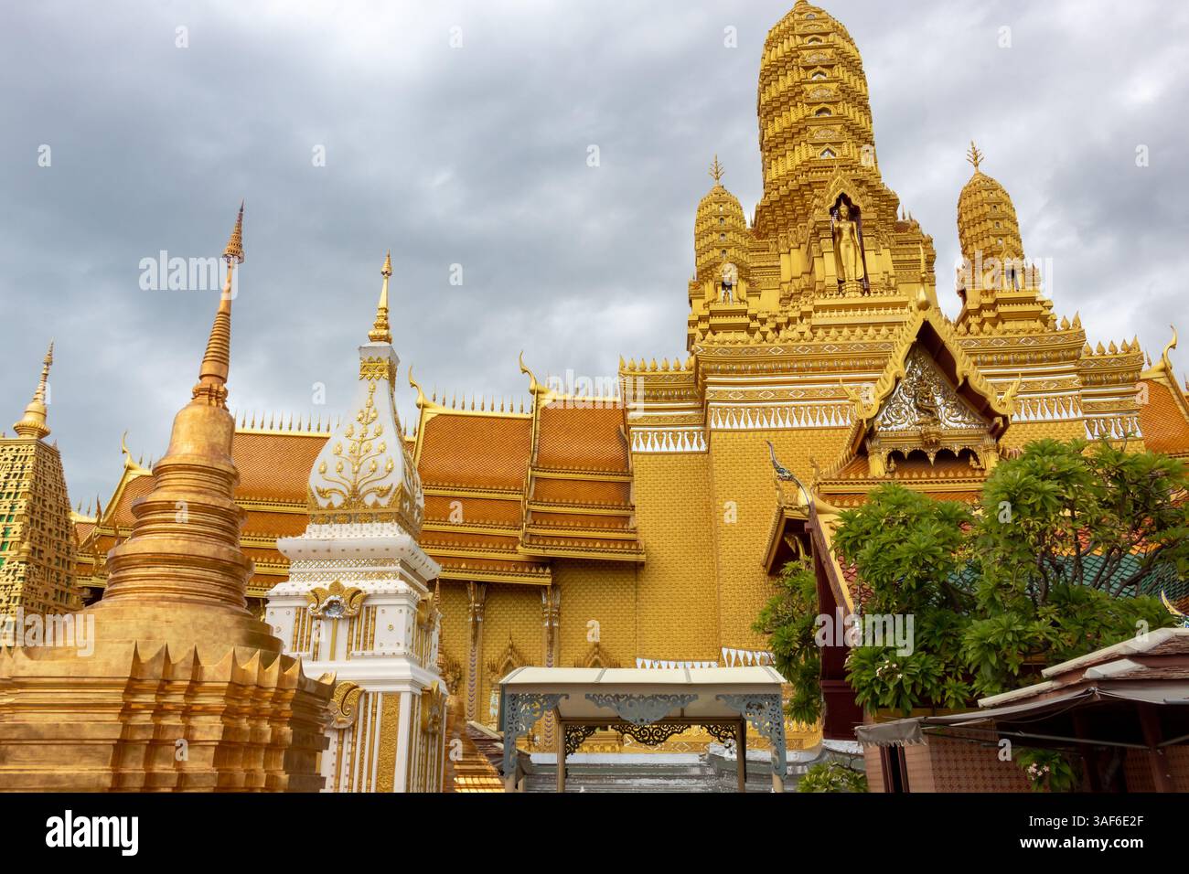 Wunderschöne goldene Tempelarchitektur im historischen Park der antiken Stadt, Muang Boran, Provinz Samut Prakan Bangkok Stockfoto