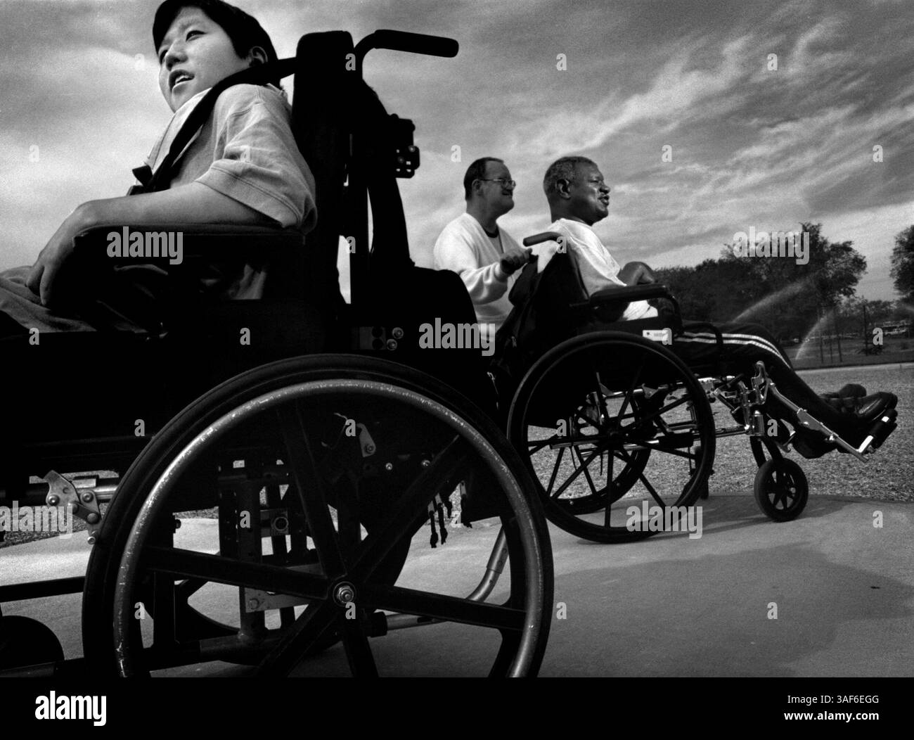 Der Elk Grove Community Services District möchte zwei behindertengerechte Picknicktische für den Clarence Frank Baker Park in Elk Grove, der von vielen behinderten Menschen stark genutzt wird. Die beiden neuen zugänglichen Picknicktische sollten es behinderten und nicht behinderten Menschen ermöglichen, gemeinsam Zeit im Park zu teilen, was Menschen wie Phillip Lee (CQ) links, Clarence Baker (CQ) Center und Stephen Stokes (CQ) rechts zugute kam. Sie werden am Freitag, 19. Oktober 2001 im Park abgebildet. (Sacramento Bee/Chris Crewell) BOOK OF DREAMS /ZUMA Press Stockfoto