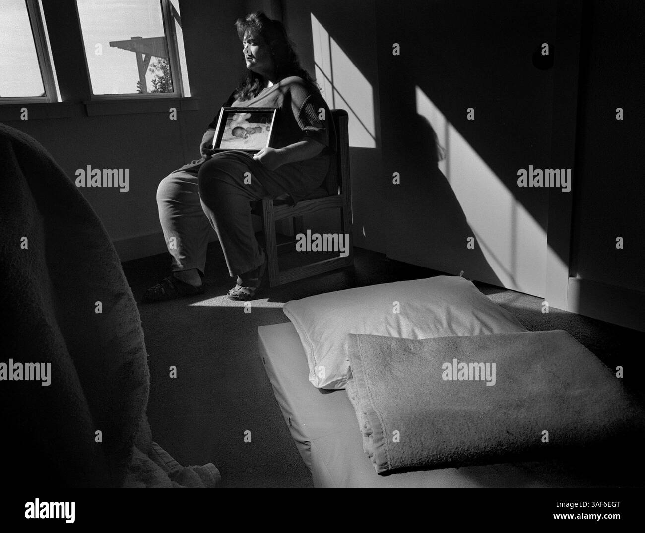 Das Ronald McDonald House in Sacramento, das Familien, deren Kinder in örtlichen Krankenhäusern behandelt werden, ein zweites Zuhause bietet, benötigt 10 Bettgestelle {und Kopfteile?} Für neue Betten, weil Besucher oft auf Fußbodenmatratzen wie der im Vordergrund schlafen müssen. Oft müssen Menschen wie Stacyanne Fontana (CQ) von Lodi, die ein Bild ihres Sohnes Mason (CQ) halten, der seit seiner Geburt vor über 4 Monaten im Krankenhaus war, längere Zeit bleiben, und wenn ihre Eltern besuchen, schläft sie auf dieser kleinen Matratze auf dem Boden. (Sacramento Bee/Chris Crewell) BUCH O Stockfoto