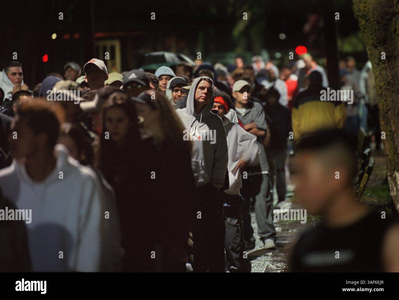 Gegen 23 Uhr am 20. April 2001 standen etwa 200 Personen in der Schlange, um an einem nächtlichen Treffen mit elektronischer Musik teilzunehmen, an dem Tausende teilnahmen, das FutureFest 2201 auf dem Gelände der Colusa County Fairgrounds in Colusa. Es dauerte eine Weile, bis wir reinkamen, wegen der engen Sicherheit, einschließlich Durchsuchungen und Durchsuchungen mit tragbaren Metalldetektoren. Der Abend verlief ohne größeren Zwischenfall. (Sacramento Bee/Chris Crewell) /ZUMA Press Stockfoto