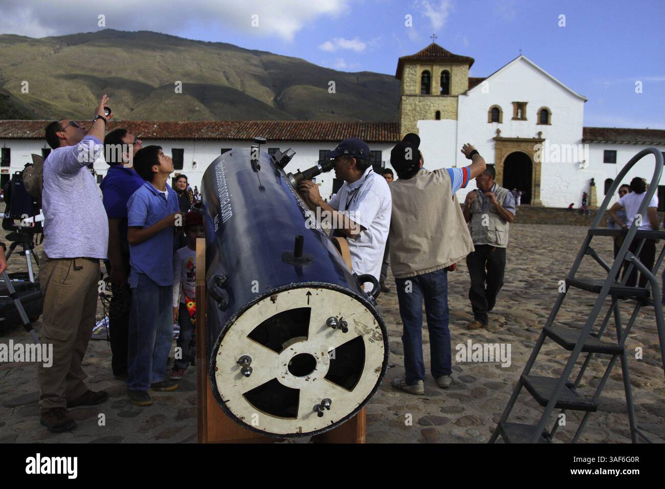 21. Februar 2015 - Kolumbien - XVIII Festival de AstronomÃÂ­a en Villa de Leyva. 21 febrero 2015 BoyacÃÂ. La asociaciÃÂ³n de astrÃÂ³nomos autodidactas de Colombia, llevaron a cabo en la plaza principal de Villa de Leyva, el XVIII Festival de AstronomÃÂ­a en el que Profesionales y aficionados por los astros se deleitaron con la observaciÃÂ³n de estrellas, planetas y constelaciones. Foto: CÃÂ Melgarejo A; CrÃÂ: FotÃÂ³grafo Melgarejo CÃÂ A (Foto: © El Tiempo/GDA/ZUMA Wire) Stockfoto