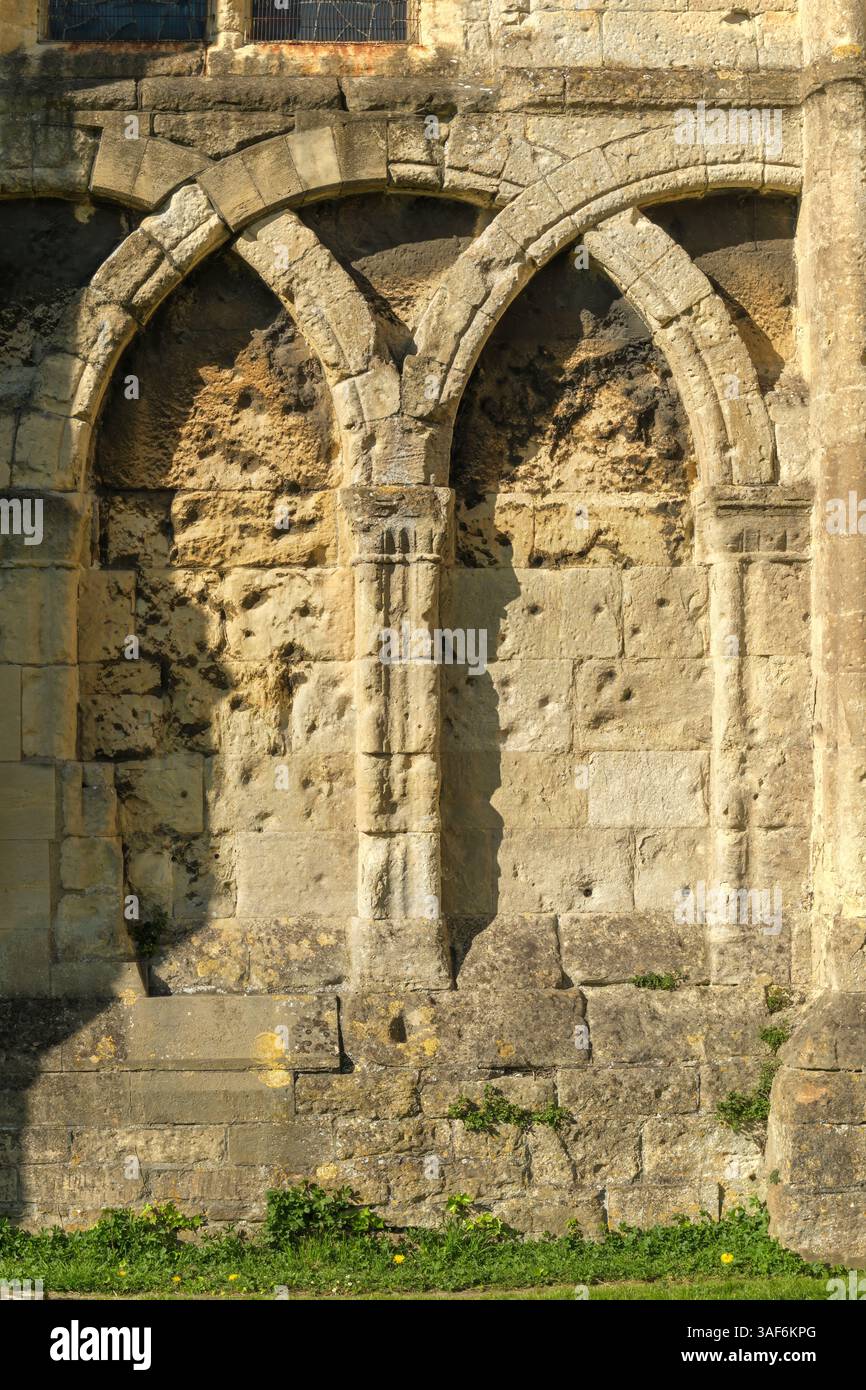 Malmesbury, Wiltshire, England - Musket-Ballmarken aus dem englischen Bürgerkrieg tauchen in der Frühlingssonne an den Mauern der Abtei in Malmesbury auf. Stockfoto