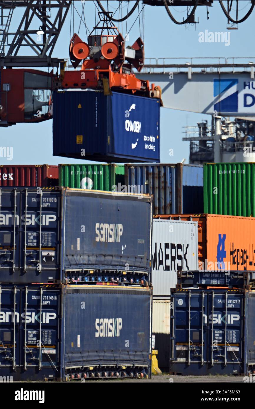 Duisburg, Deutschland. April 2025. Container stapeln sich im Hafen. Die EU diskutiert ihre Strategie im Zollkonflikt mit den USA. Vor einigen Tagen hat der US-Präsident ein riesiges Zollpaket vorgelegt, das wahrscheinlich die Struktur der Weltwirtschaft erheblich verändern wird. In einem ersten Schritt traten neue Pauschalzölle auf Einfuhren aus fast allen Ländern in die USA in Kraft. Quelle: Federico Gambarini/dpa/Alamy Live News Stockfoto