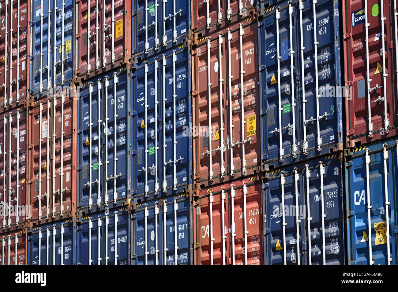 Duisburg, Deutschland. April 2025. Container stapeln sich im Hafen. Die EU diskutiert ihre Strategie im Zollkonflikt mit den USA. Vor einigen Tagen hat der US-Präsident ein riesiges Zollpaket vorgelegt, das wahrscheinlich die Struktur der Weltwirtschaft erheblich verändern wird. In einem ersten Schritt traten neue Pauschalzölle auf Einfuhren aus fast allen Ländern in die USA in Kraft. Quelle: Federico Gambarini/dpa/Alamy Live News Stockfoto