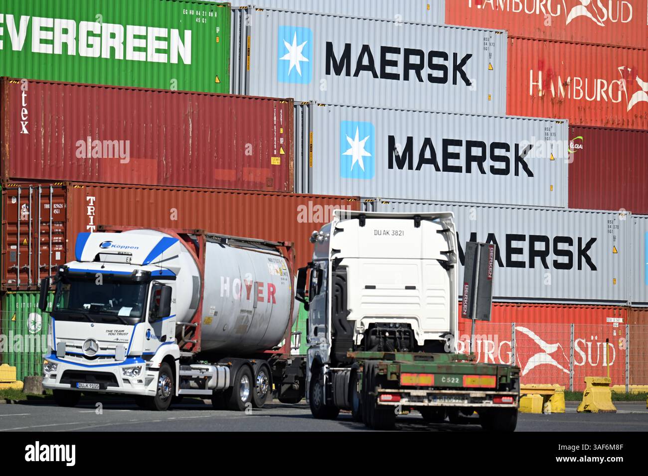 Duisburg, Deutschland. April 2025. Container stapeln sich im Hafen. Die EU diskutiert ihre Strategie im Zollkonflikt mit den USA. Vor einigen Tagen hat der US-Präsident ein riesiges Zollpaket vorgelegt, das wahrscheinlich die Struktur der Weltwirtschaft erheblich verändern wird. In einem ersten Schritt traten neue Pauschalzölle auf Einfuhren aus fast allen Ländern in die USA in Kraft. Quelle: Federico Gambarini/dpa/Alamy Live News Stockfoto