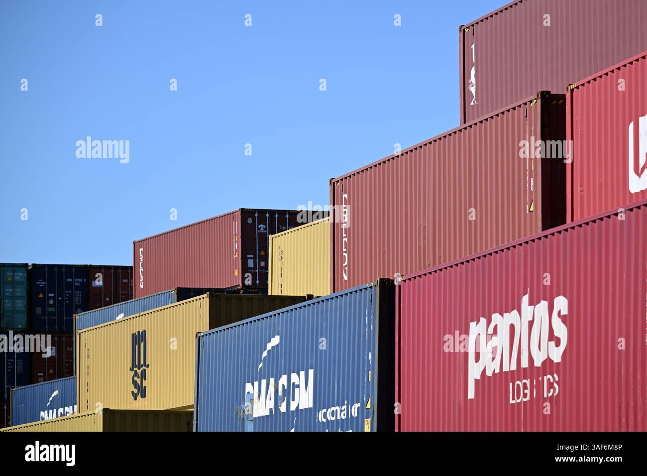 Duisburg, Deutschland. April 2025. Container stapeln sich im Hafen. Die EU diskutiert ihre Strategie im Zollkonflikt mit den USA. Vor einigen Tagen hat der US-Präsident ein riesiges Zollpaket vorgelegt, das wahrscheinlich die Struktur der Weltwirtschaft erheblich verändern wird. In einem ersten Schritt traten neue Pauschalzölle auf Einfuhren aus fast allen Ländern in die USA in Kraft. Quelle: Federico Gambarini/dpa/Alamy Live News Stockfoto