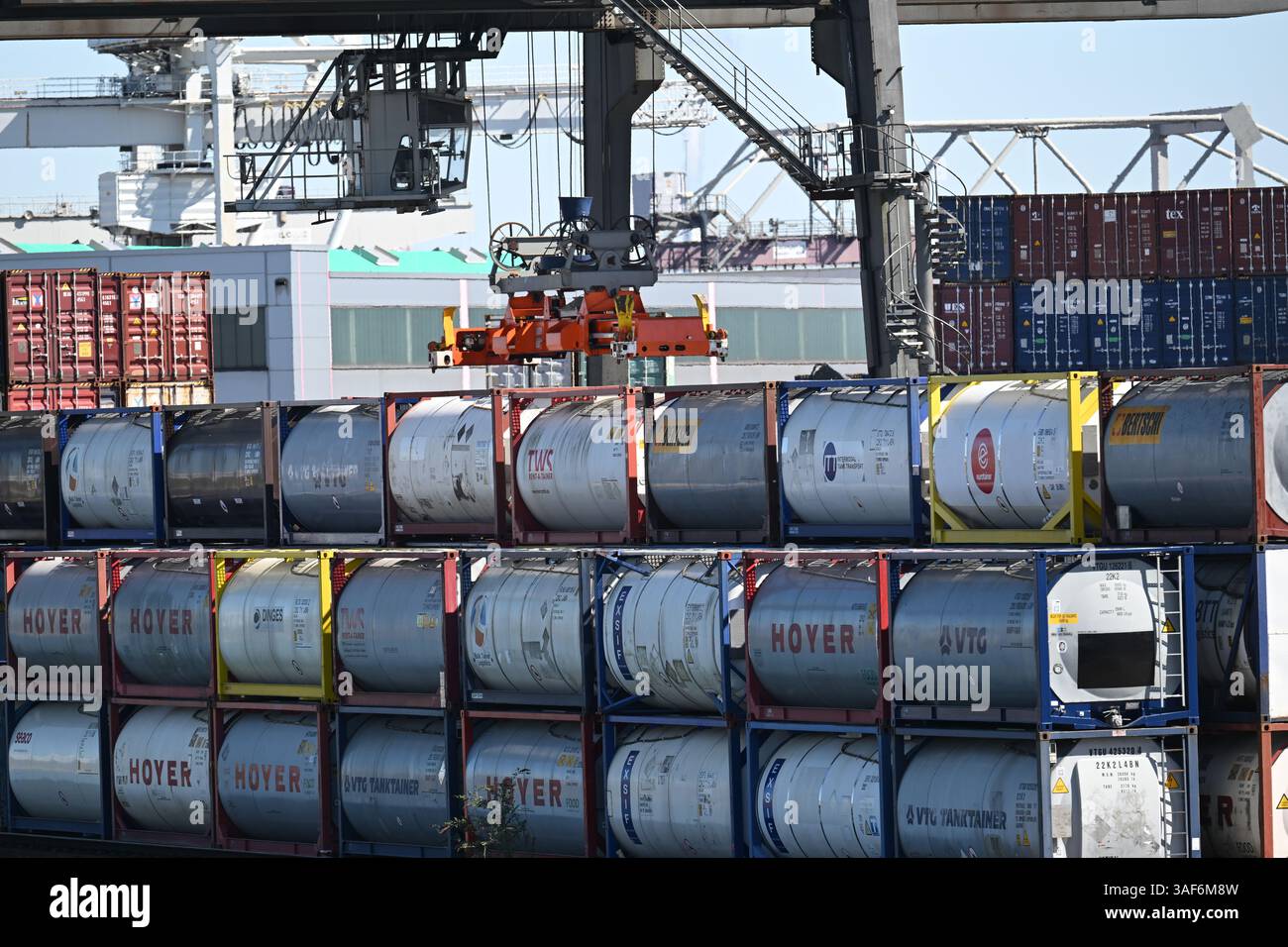 Duisburg, Deutschland. April 2025. Container stapeln sich im Hafen. Die EU diskutiert ihre Strategie im Zollkonflikt mit den USA. Vor einigen Tagen hat der US-Präsident ein riesiges Zollpaket vorgelegt, das wahrscheinlich die Struktur der Weltwirtschaft erheblich verändern wird. In einem ersten Schritt traten neue Pauschalzölle auf Einfuhren aus fast allen Ländern in die USA in Kraft. Quelle: Federico Gambarini/dpa/Alamy Live News Stockfoto