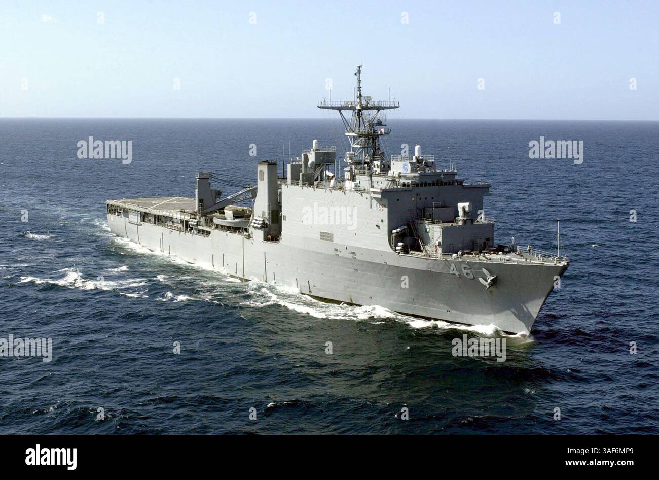 17. Februar 2001; Curacao, NIEDERLÄNDISCHE ANTILLEN; das amphibische Transportdock-Landungsschiff USS Tortuga (LSD 46) fährt vor der Küste der karibischen Insel Curacao, während Operationen zur Unterstützung der Übung „Entlastung von Unannehmlichkeiten“. Die Ausbildung zielt darauf ab, die ständigen Marinestreitkräfte und die operative Fähigkeit von Atlantic (SNFL) zur humanitären Hilfe und Katastrophenhilfe zu verbessern. Weitere Länder, die an der Übung teilnahmen, waren die Niederlande, Deutschland, Dänemark, Spanien, das Vereinigte Königreich und Kanada. Stockfoto