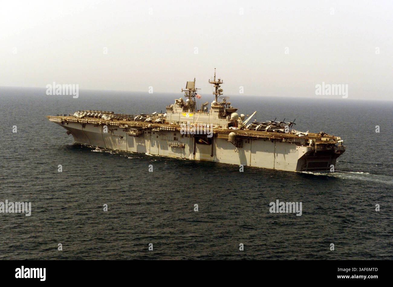 29. Juni 2003; ARABISCHER GOLF; zentrales Kommandogebiet C das amphibische Angriffsschiff USS Iwo Jima (LHD 7) führt Luftoperationen im Arabischen Golf durch. Iwo Jima wird zur Unterstützung der Operation Iraqi Freedom eingesetzt. Stockfoto