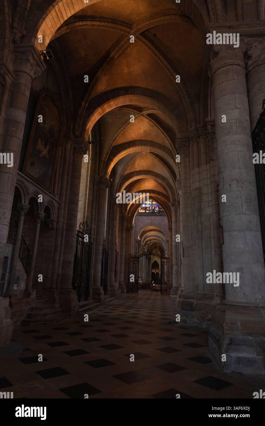 Blick nach Westen auf das südliche Seitenschiff der Kathedrale Saint-Etienne in Sens, Frankreich, der ersten gotischen Kathedrale der Welt. Stockfoto