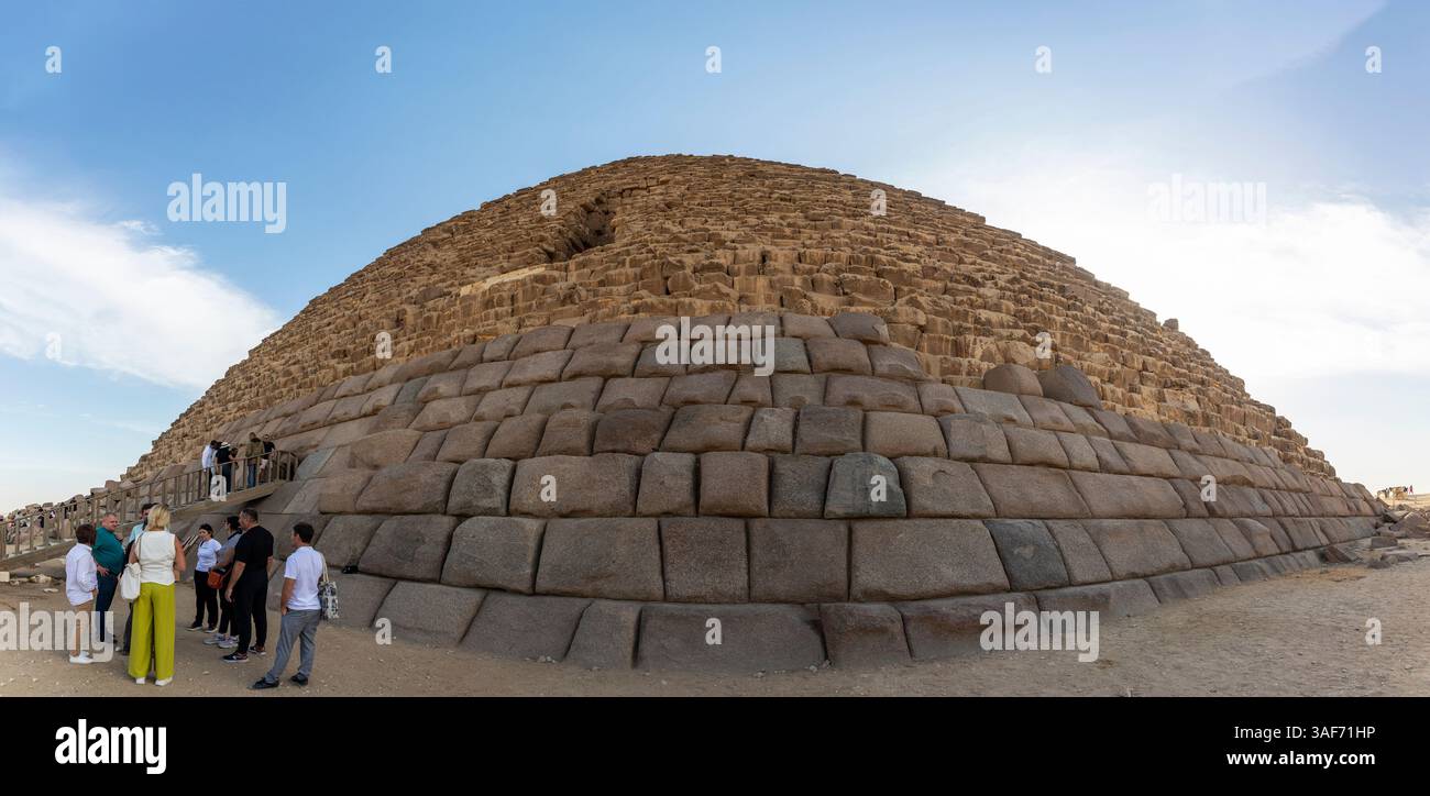 Kairo, Ägypten; 20. Januar 2024: Erfassen Sie das atemberaubende Panorama der Mycerinus-Pyramide in Gizeh, Ägypten, eines der sieben Wunder der Antike. Stockfoto
