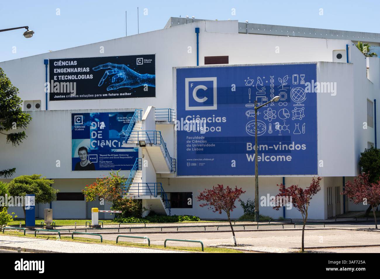 Banner zur Förderung von Wissenschaft, Technik und Technologie, die auf dem Gebäude der Fakultät für Wissenschaften der Universität lissabon, portugal, ausgestellt werden Stockfoto
